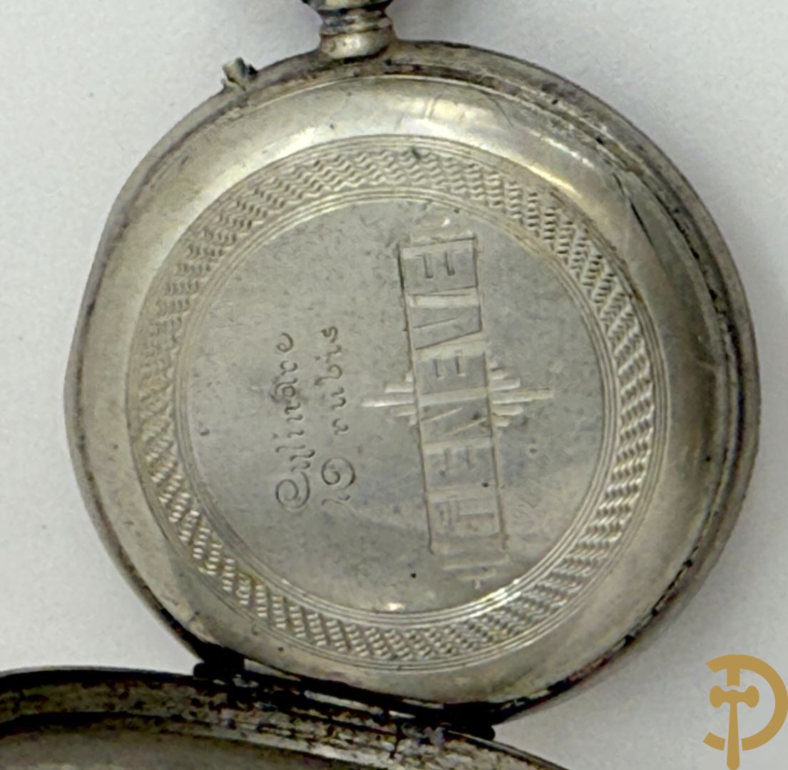 Vier 19e zakhorloges met Romeinse cijfers w.o. zilver + 2 zakhorlogekettingen