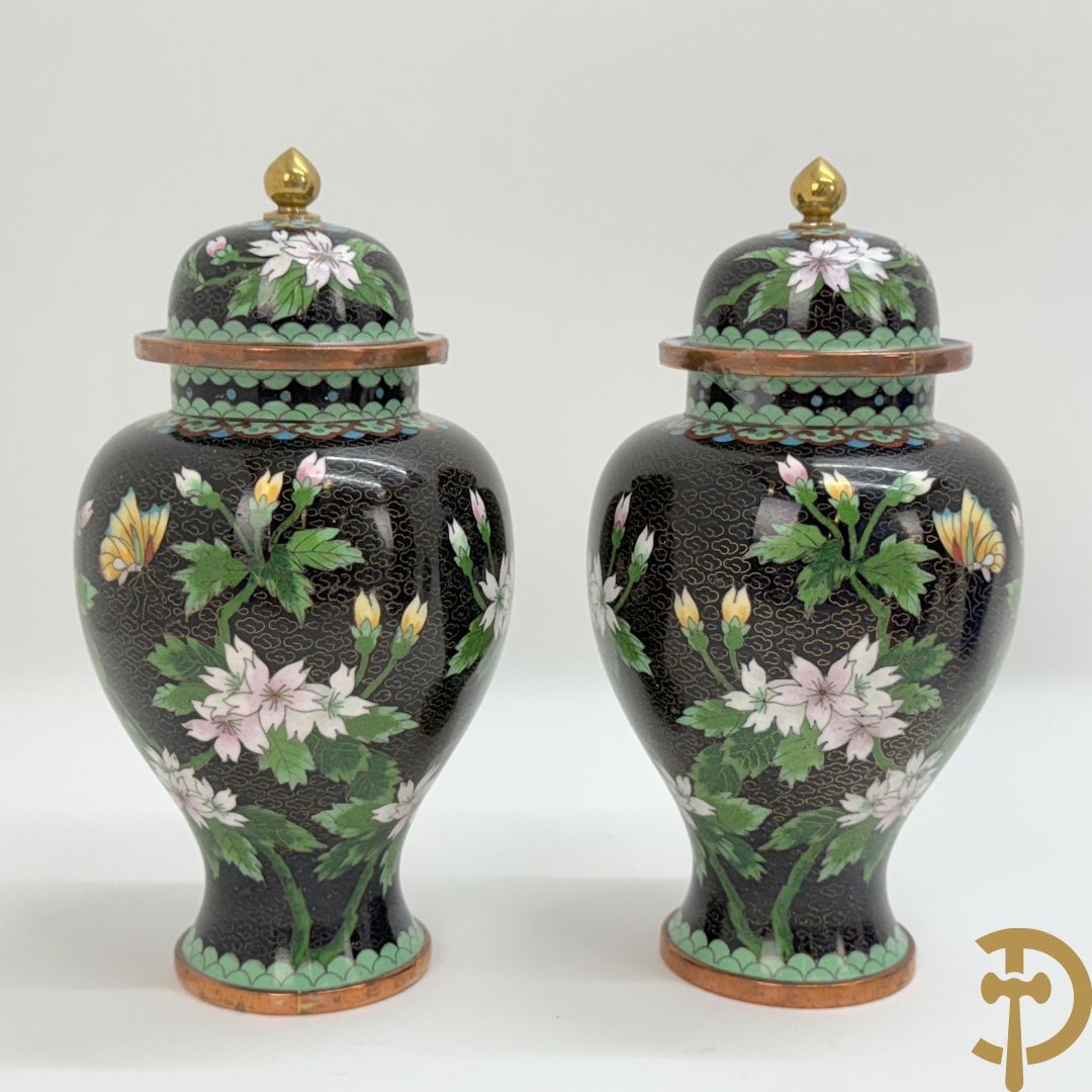 Acht stuks cloisoné w.o. paar dekselpotiches met bloemendecor, 4 vaasjes, coupe en vogel