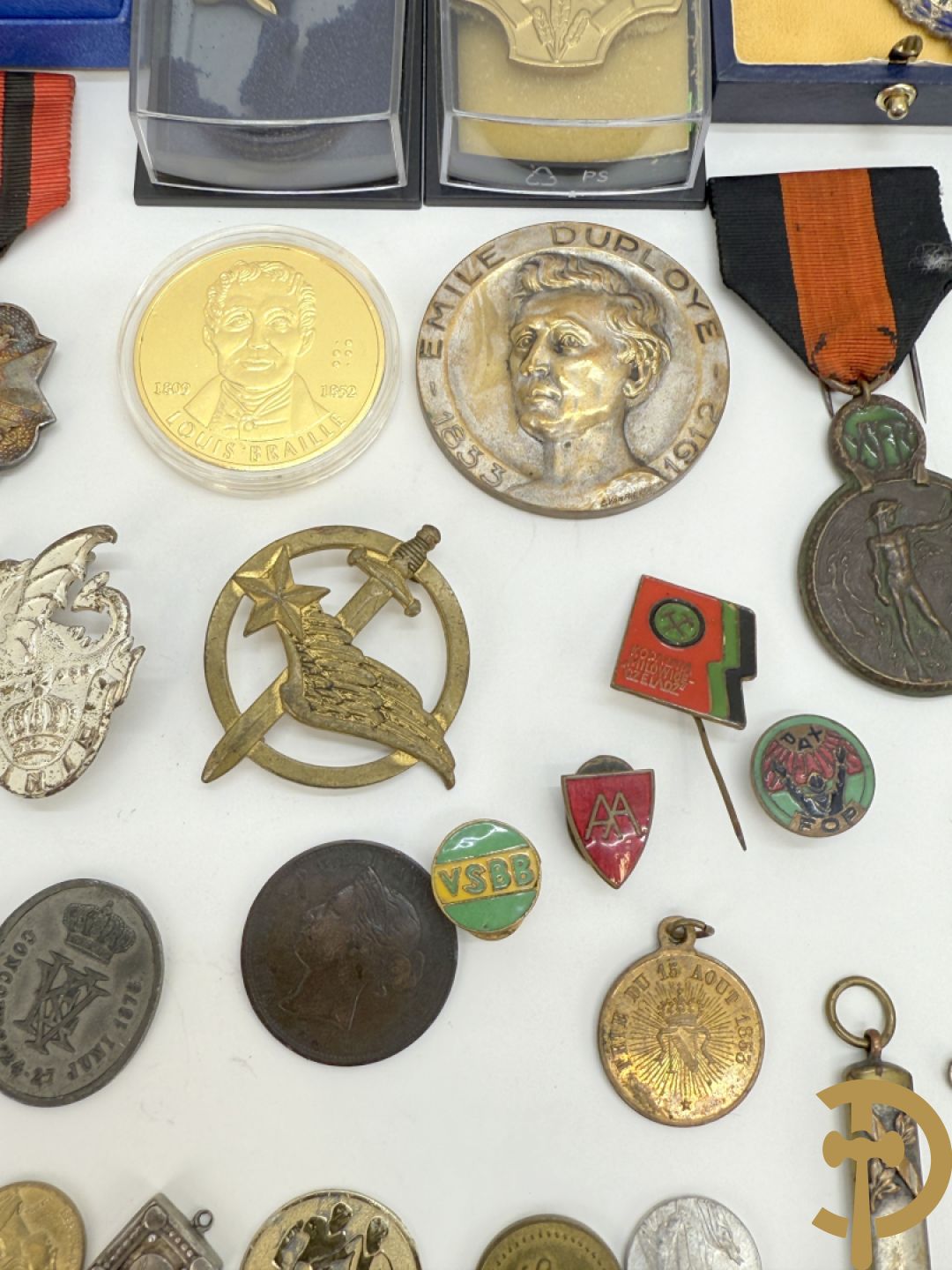 Lot insignes en medailles