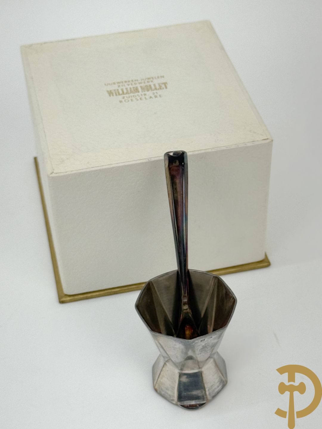 Massief zilveren schaaltjes op 3 pootjes + klein schaaltje Wolfers + flessenhouder  Engels massief zilver + 2 massief zilveren servetringen + zilveren eierdopje + massief zilveren geboortebeker + sigarettenetui gevat in massief zilveren omhulsel + vaasje met zilveren rand