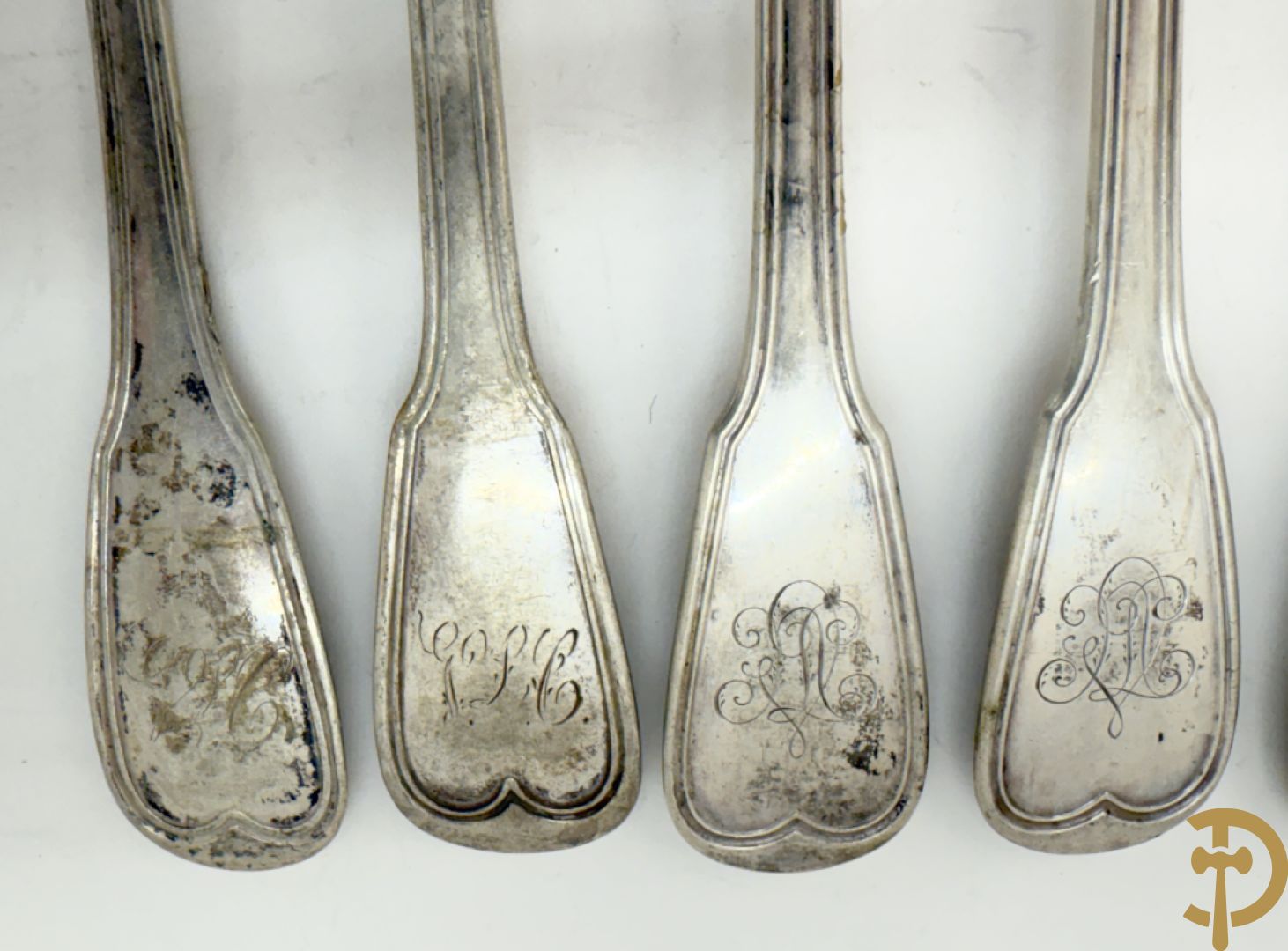 Massief zilveren bestek Louis Philippe model met initialen bestaande uit 13 soeplepels (853 gram), 9 vorken (657 gram), 3 dessertlepels (59 gram) en 1 pollepel (221 gram)