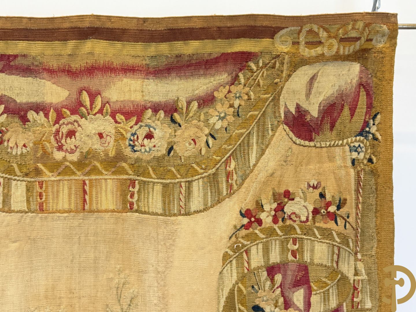 Handgeweven wandtapijt met centraal decor van dames in landschap met de oogst omgeven door bloemenguirlandes
