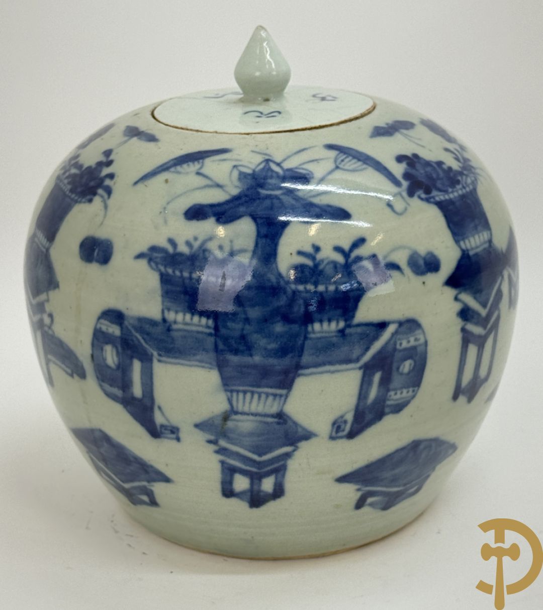 Twee Chinese porseleinen celadonvazen met blauw wit bloemen en vogeldecor + cachepot met vazendecor