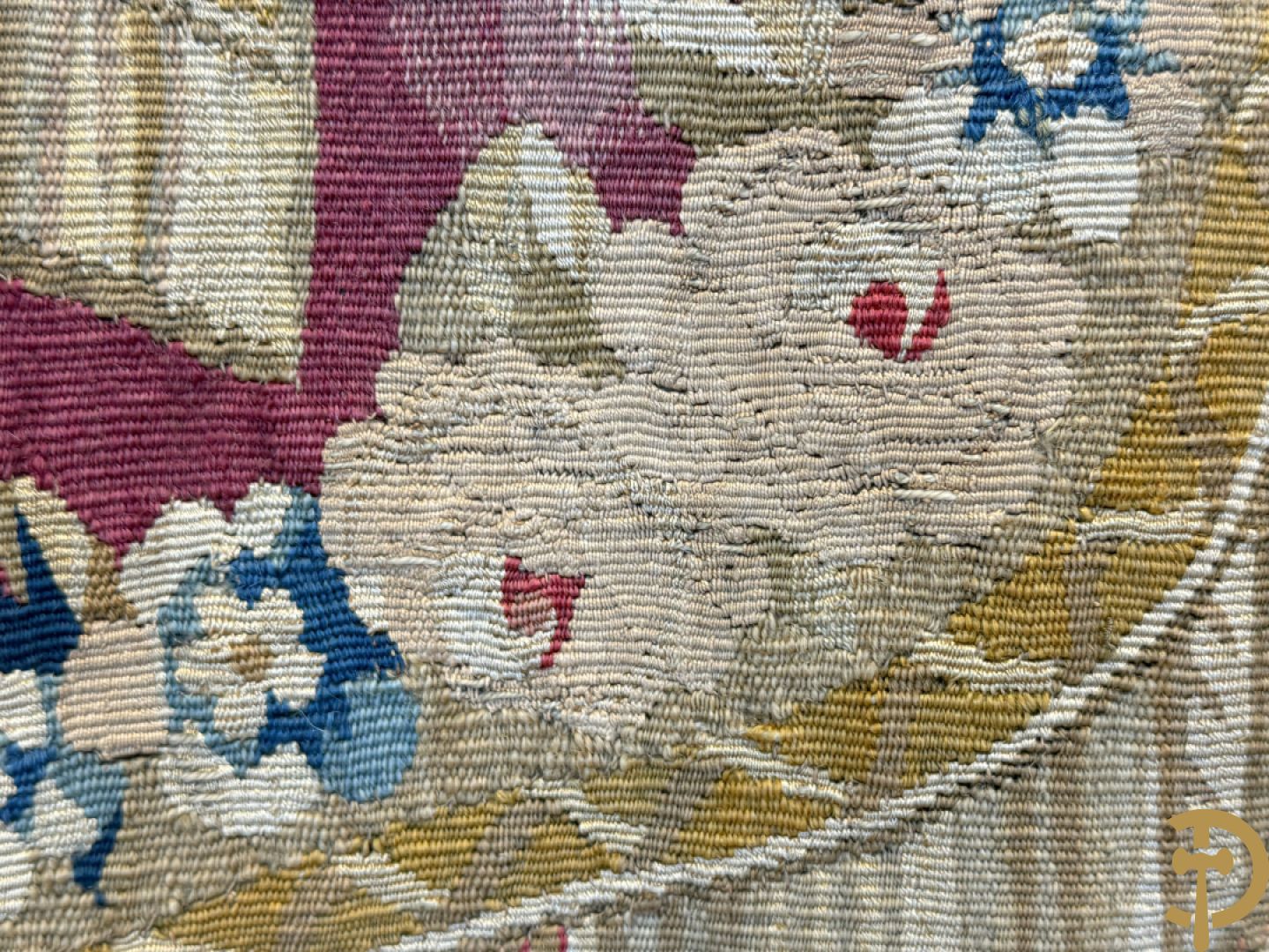 Handgeweven wandtapijt met centraal decor van dames in landschap met de oogst omgeven door bloemenguirlandes