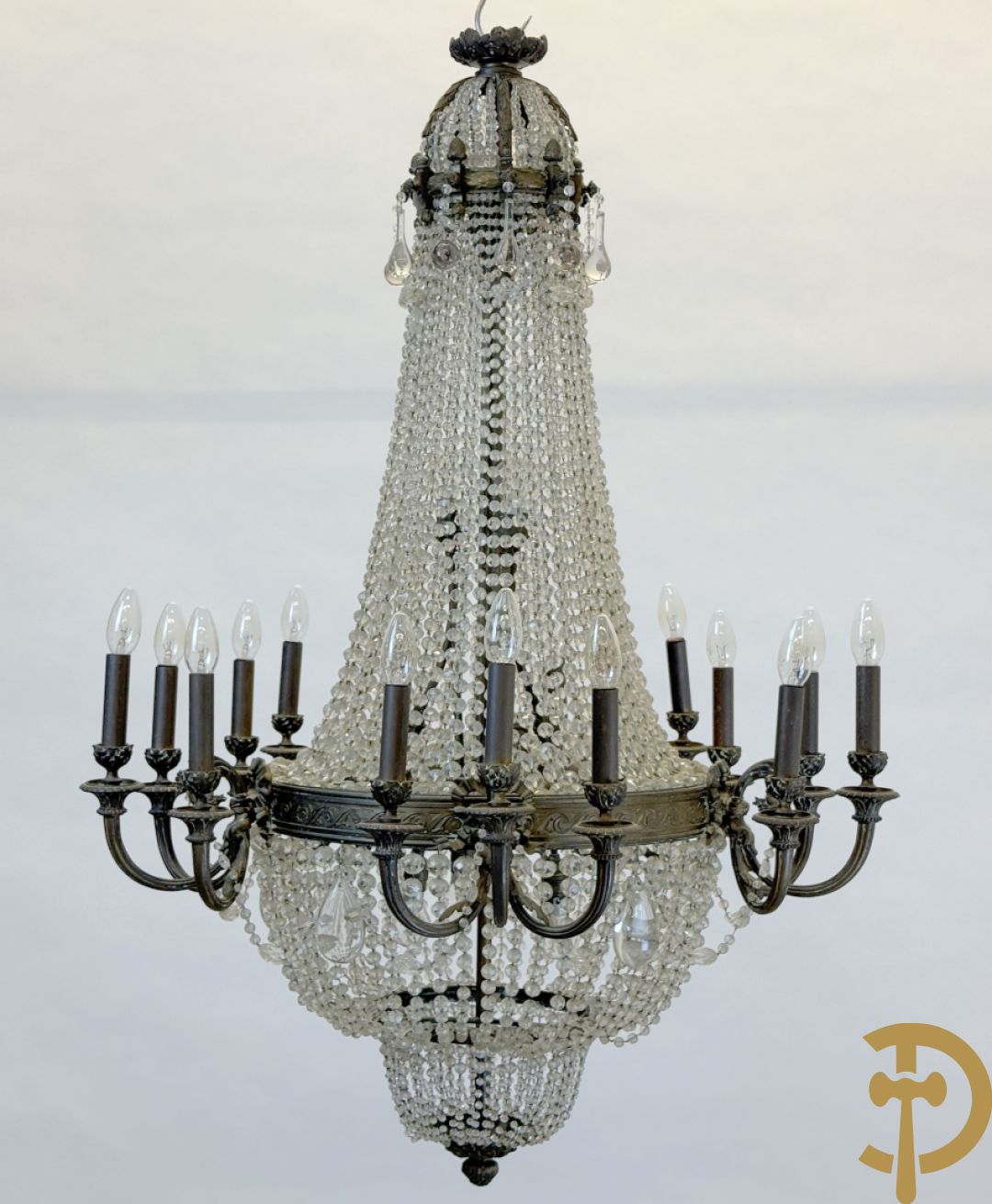 Grote bronzen kasteelluchter Sac-à-perles, Louis XVI stijl, met 5 armen telkens met 3 kaarsen