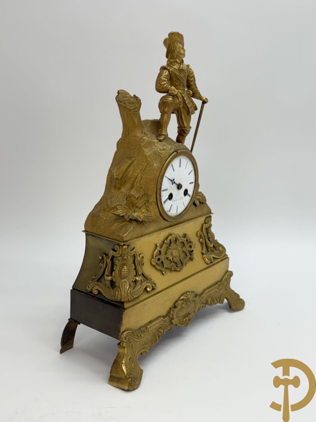 Vuurvergulde bronzen schouwpendule met musketier bekroond, getekend Cadart à Lille