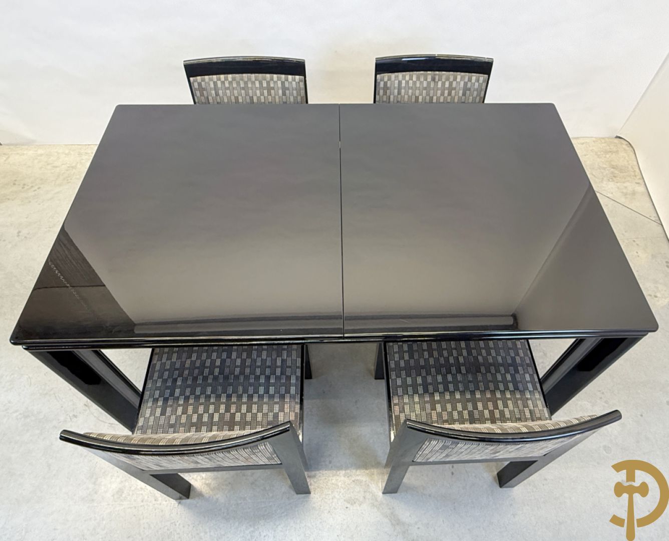 Zwartgelakte uittrekbare vintage designtafel met 4 bijhorende stoelen model 