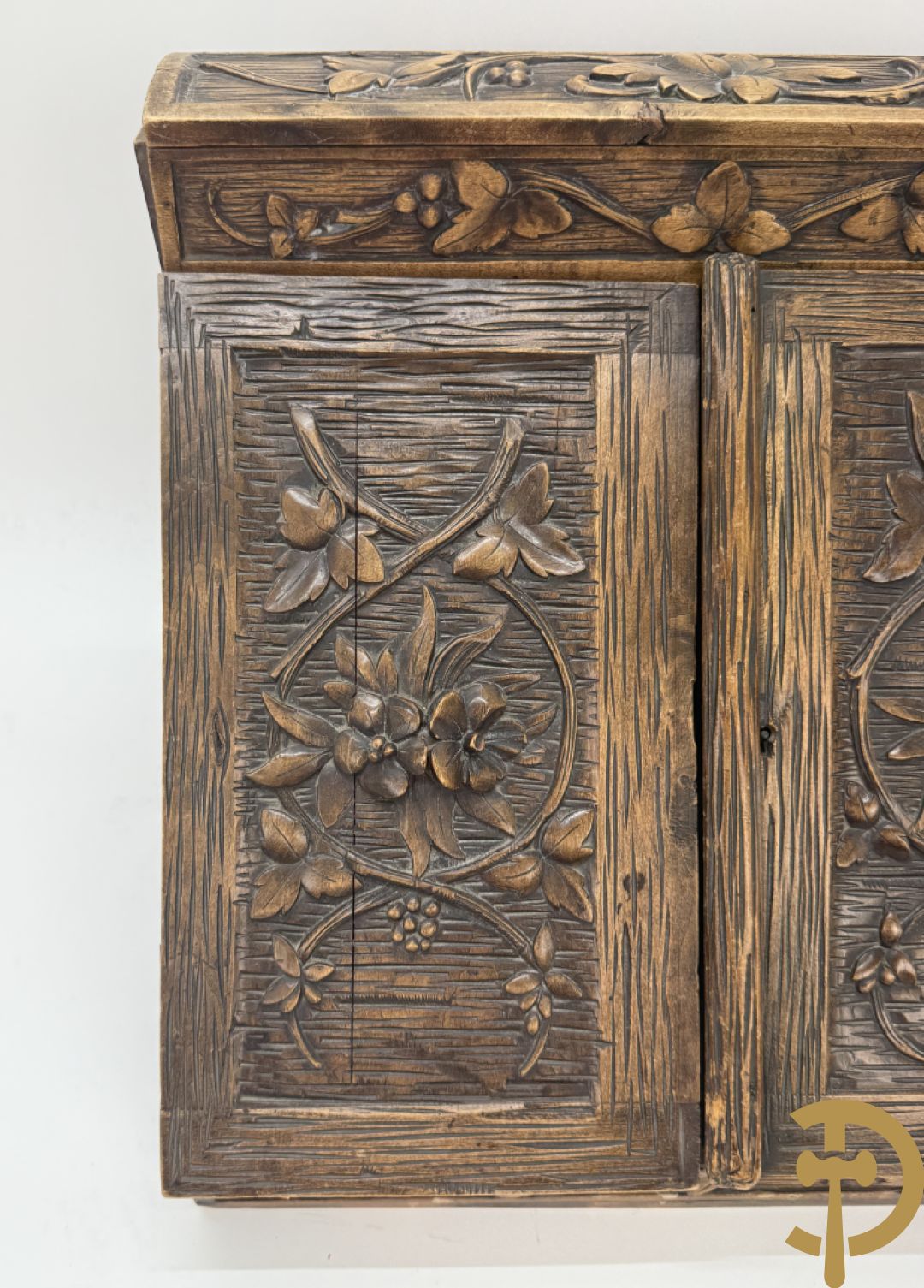 Houtgesculpteerde openklapbare brievenhouder met bloemensculptuur, laat 19e