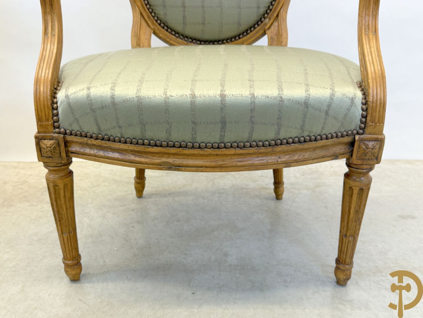 Paar Louis XVI stijl armzetels met ovale medaillon - op gecanneleerde poten