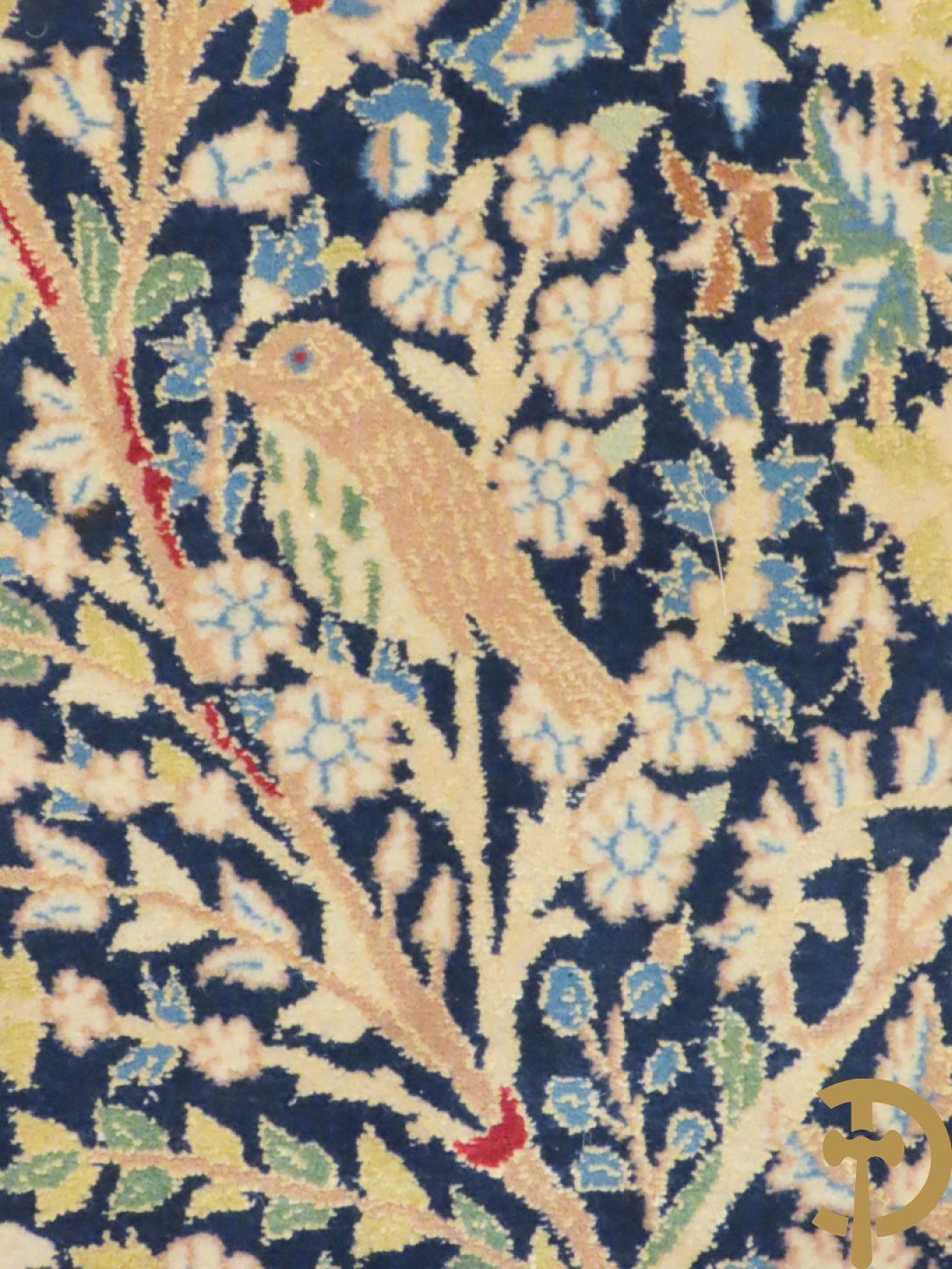 Oosters handgeknoopt tapijt Nain met vogel- en plantendecor