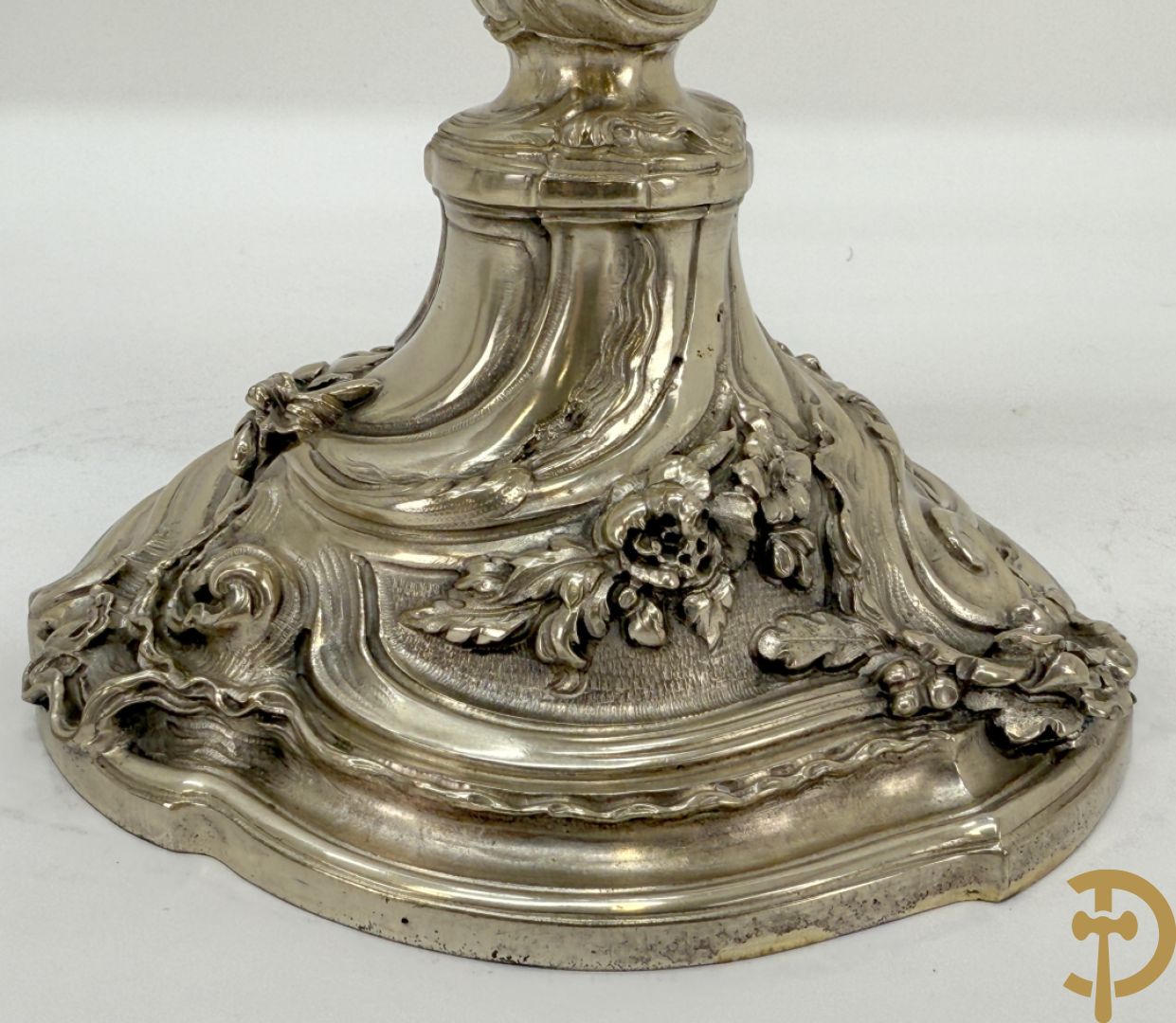 Paar massief zilveren getorste zesarmige kandelaars met Louis XV motieven, met import stempel 