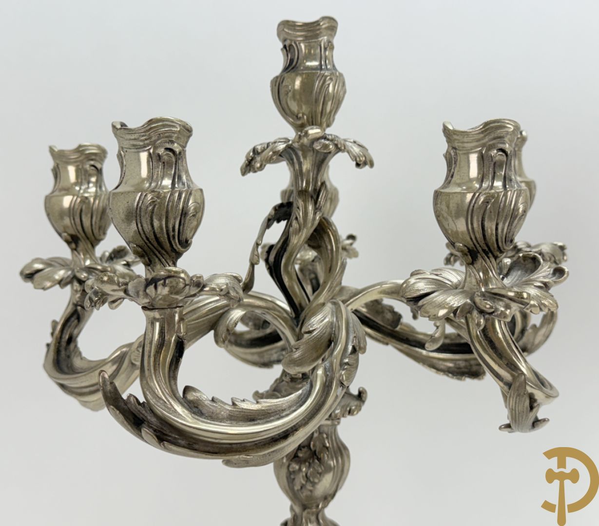 Paar massief zilveren getorste zesarmige kandelaars met Louis XV motieven, met import stempel 