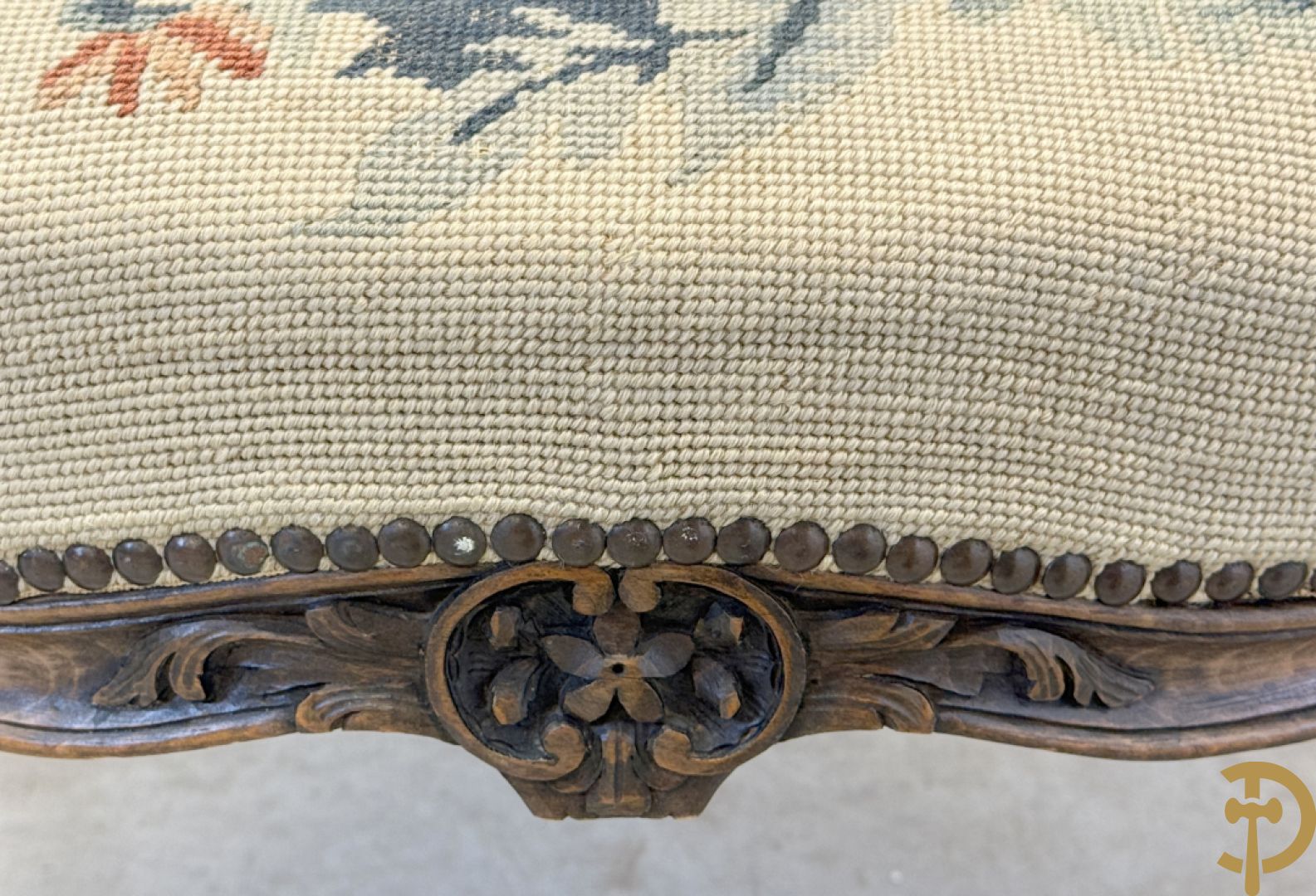Gemonochromeerde Louis XVI armzetel + Louis XV armzetel met petit points
