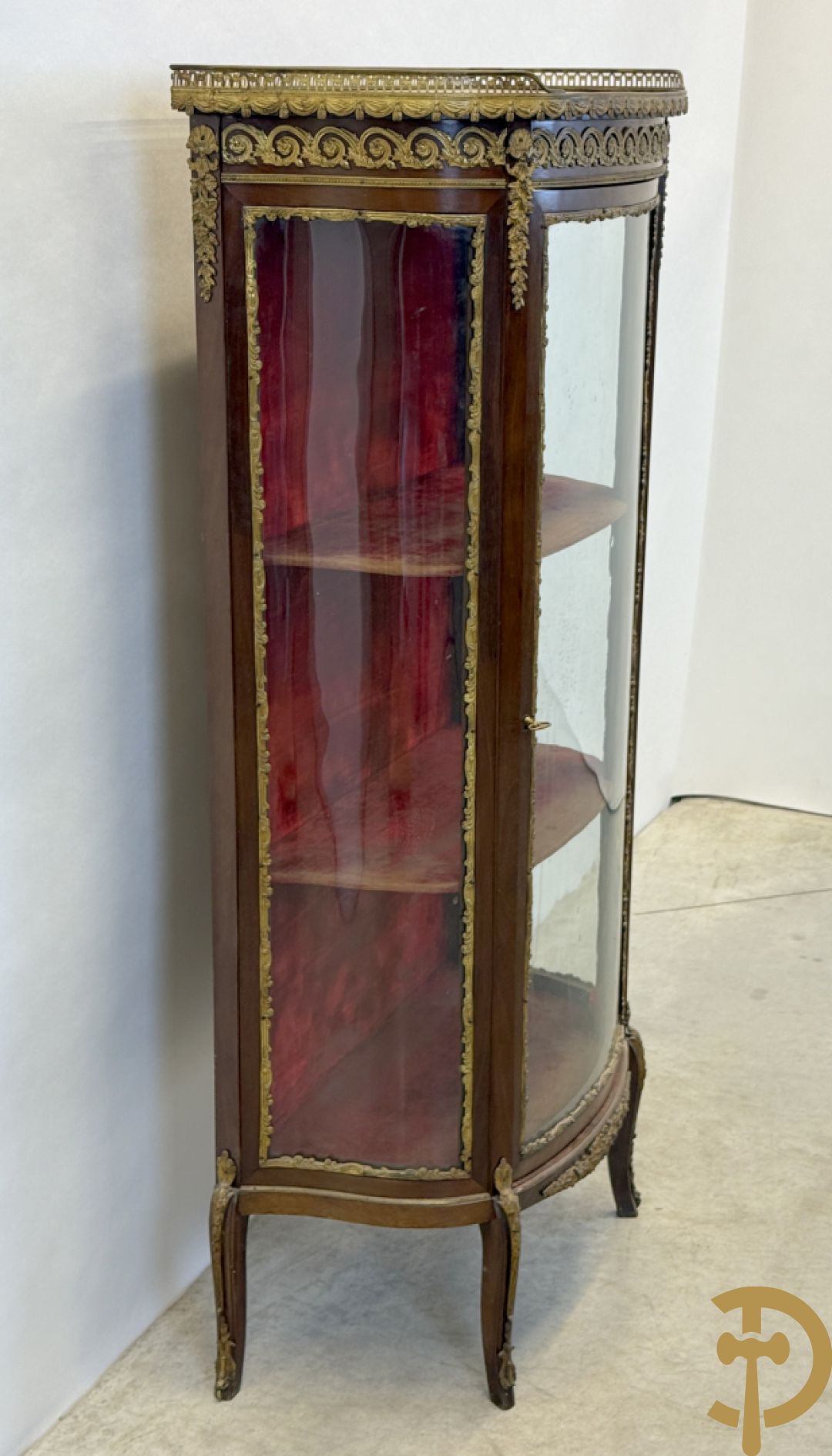 Notelaren vitrine bezet met bronsbeslag en gebogen ruitjes, bovenaan met marmeren blad