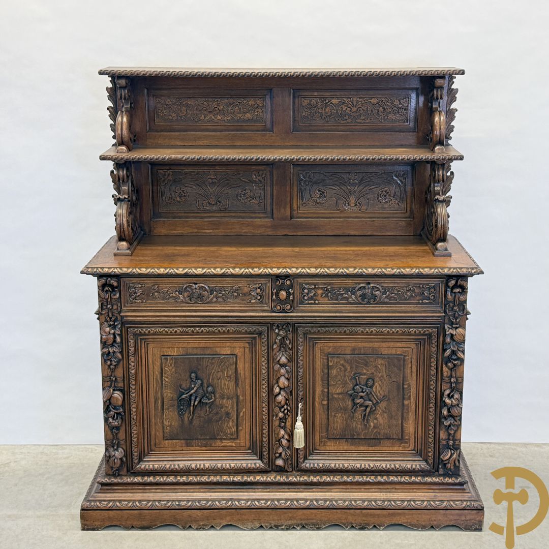Massief eiken Neo Renaissance vaiselier met sculptuur van fruit en accanthusranken, 19e