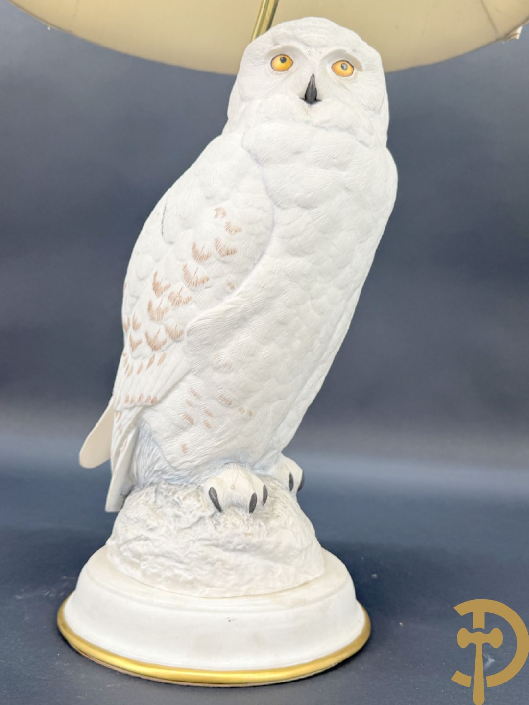 Porseleinen beeld van witte sneeuwuil als lampadaire, door Raymond Watson getekend in 1987 bij de Franklin Mint Compagnie