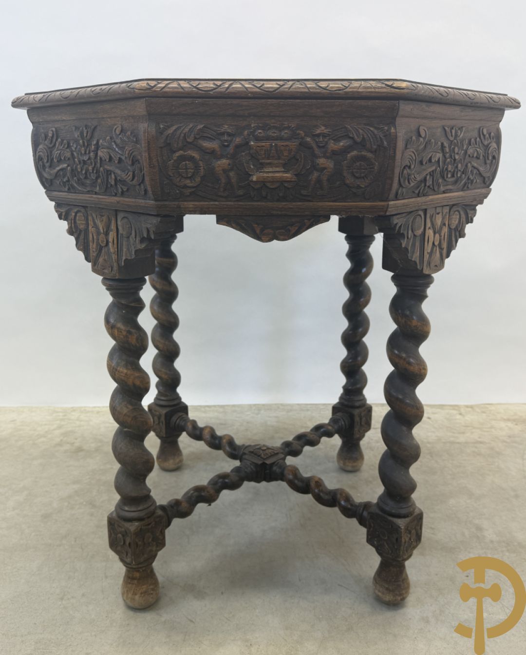 Massieve eiken tafel met achthoekig blad en sculptuur van bloementakken en accanthusranken - op 4 getorste poten