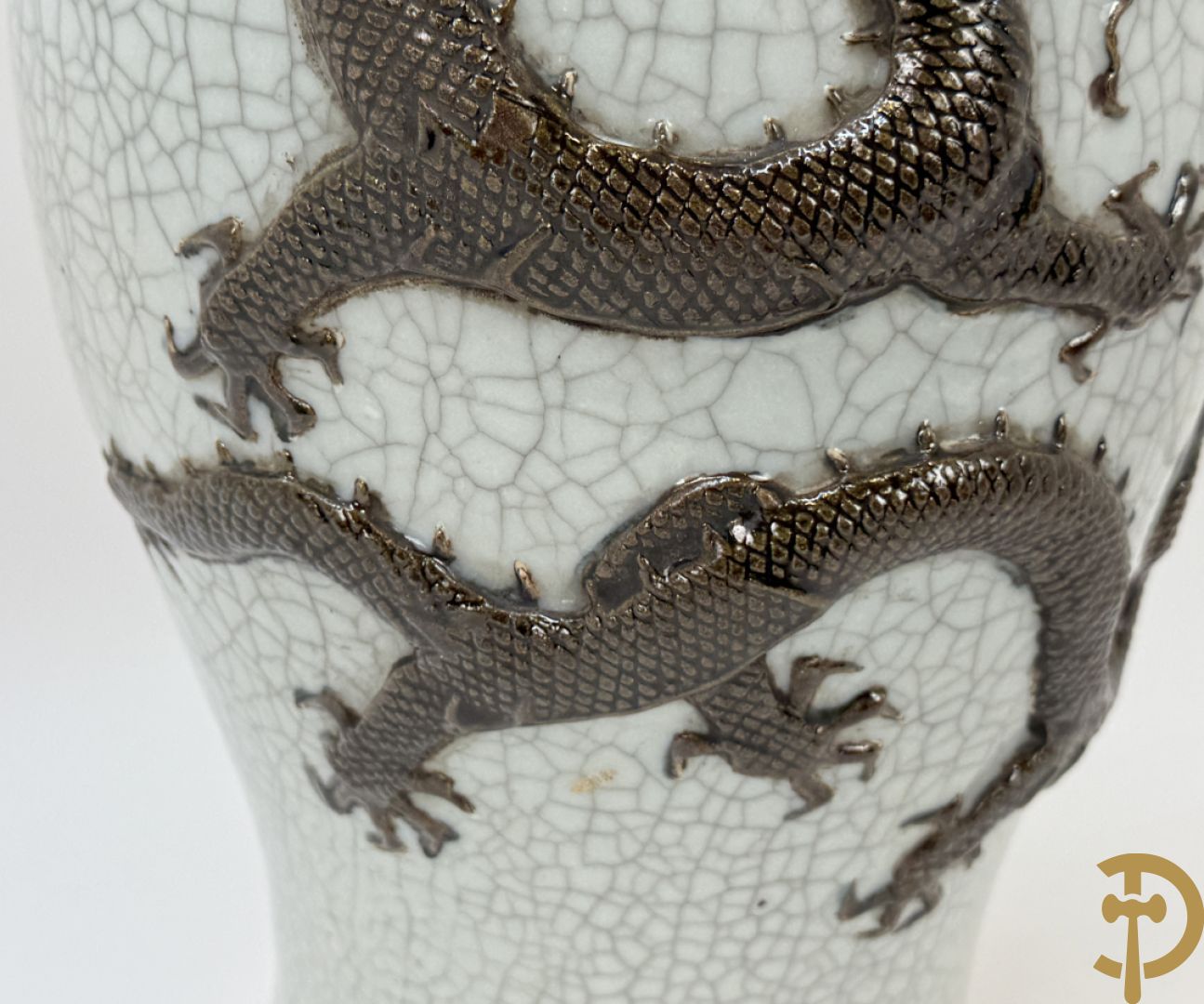 Chinese porseleinen Nankin vaas met drakendecor