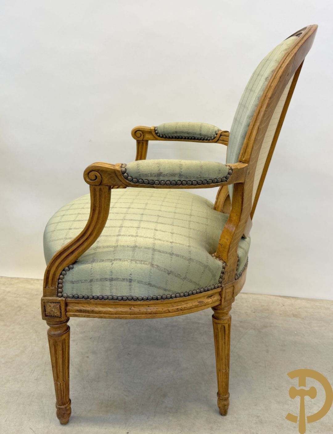 Paar Louis XVI stijl armzetels met ovale medaillon - op gecanneleerde poten