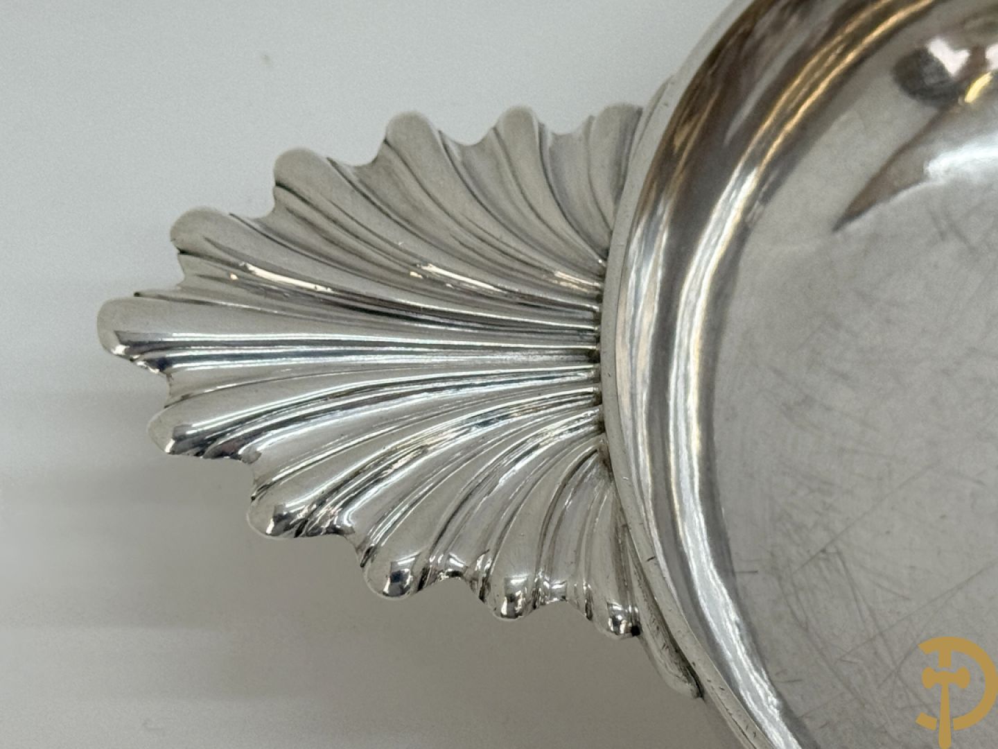 Massief zilveren schaal met handvaten in schelpvorm , Parijs 1752-1753, zilversmid Antoine Bailly, het meesterteken is aangebracht op beide handvaten en middenstuk, met décharge stempel paardenhoofd