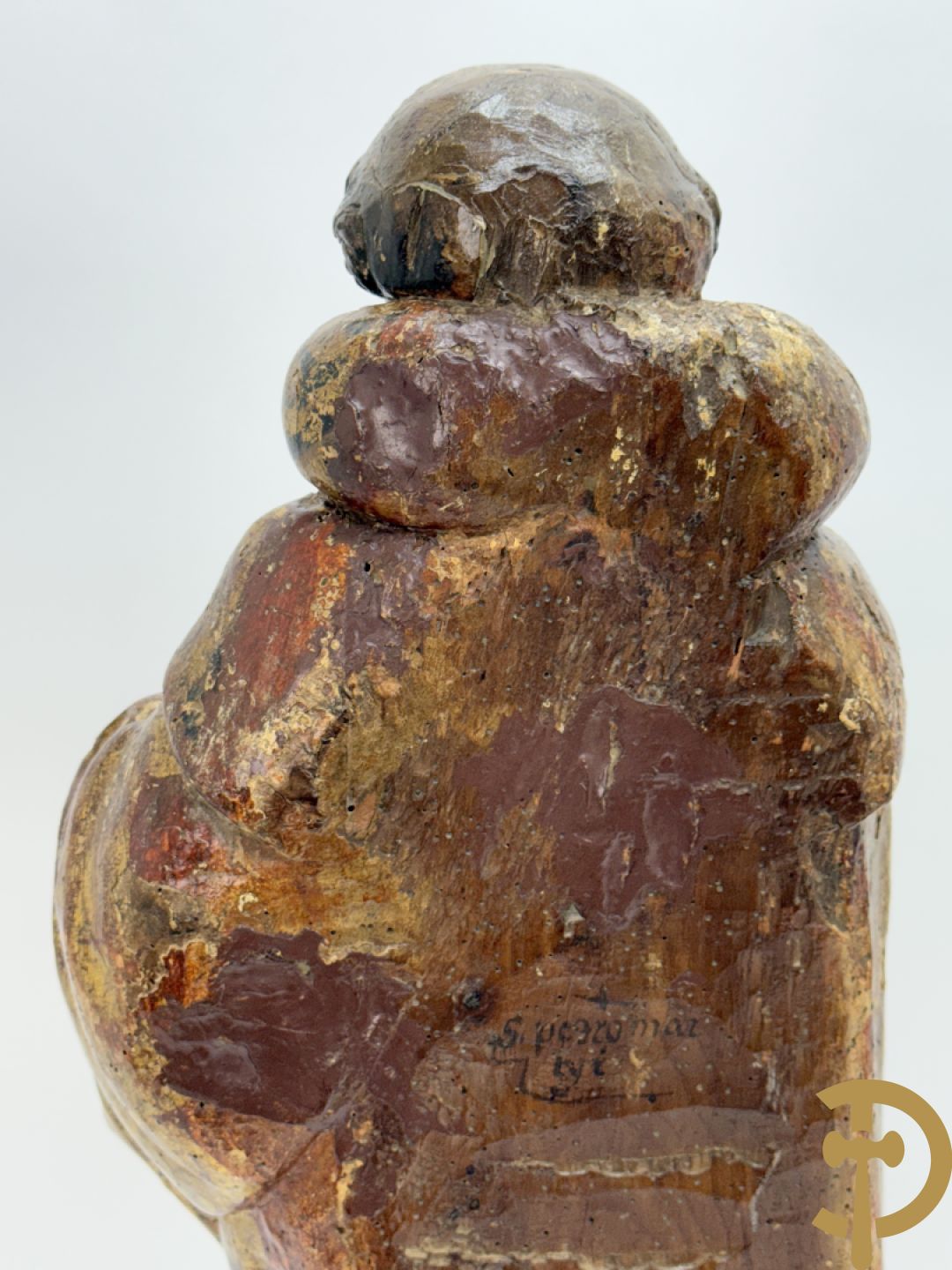 Gepolychromeerde houtsculptuur van man met mantel