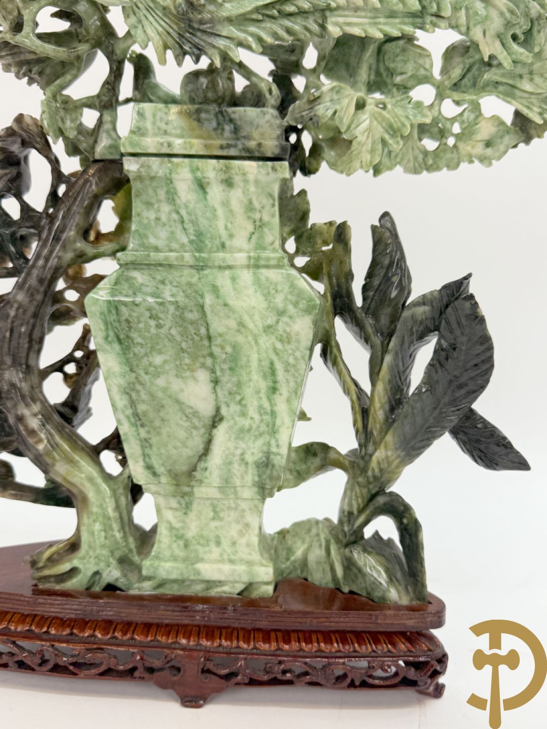 Chinese handgesculpteerde sculptuur in speksteen met amfoor, bloemen en vegelmotieven (tweedelig)