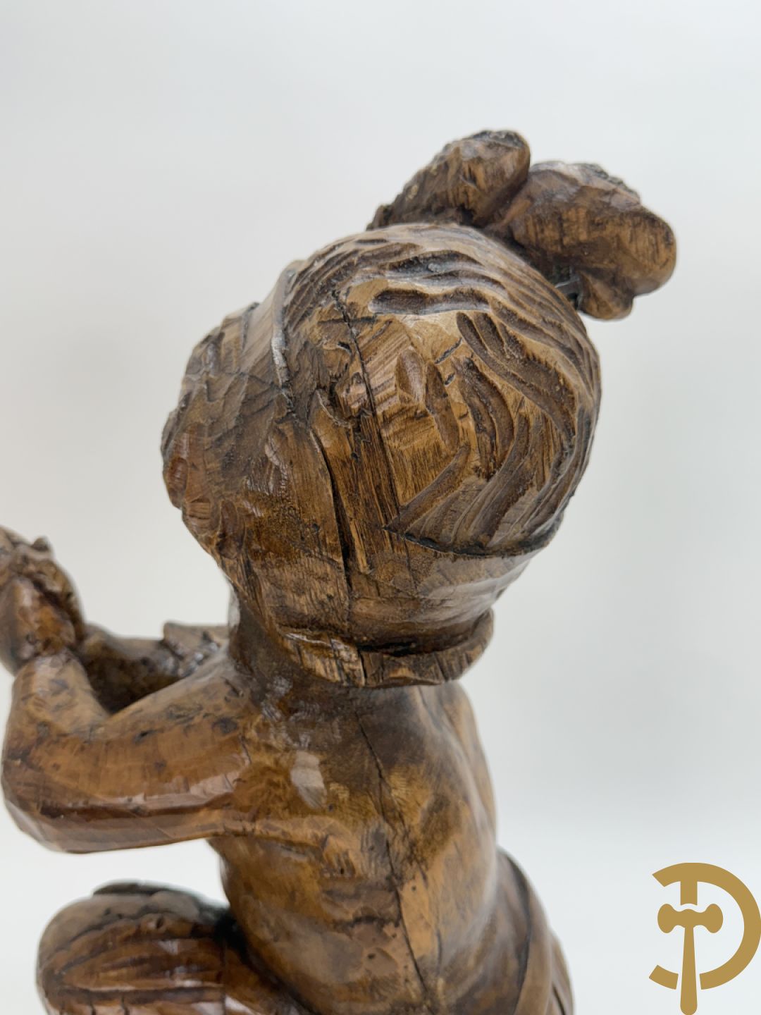 Houtgesculpteerde cupido met gevouwen handen en pluimen