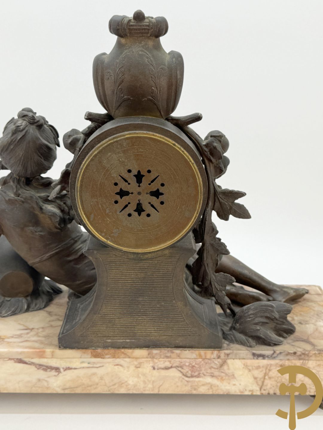 Driedelige kunstbronzen garnituur bestaande uit klok met liggende dame met amfoor op marmeren basis, geflankeerd door paar cassolettes met cupido