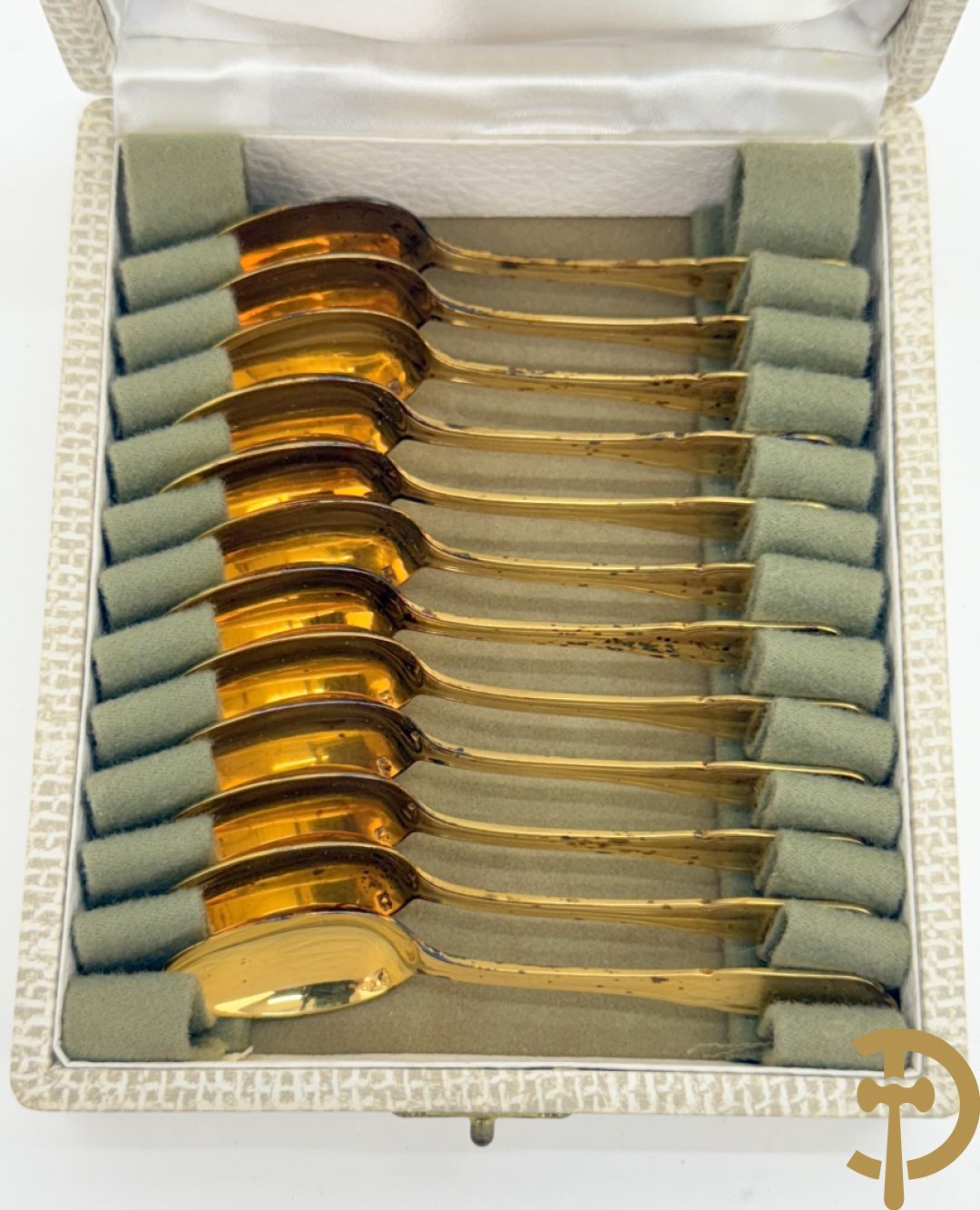 Schrijn met 12 dessertvorkjes met massief zilveren handvat (oxidatie) + 9 kleine massief zilveren vorkjes (150 gram) + 8 massief zilveren dessertvorkjes en 2 massief zilveren dessertlepels (228 gram) + schrijn met klein wildbestek en 3 vorkjes + 8 massief zilveren vergulde mokkalepels Wolfers (144 gram)