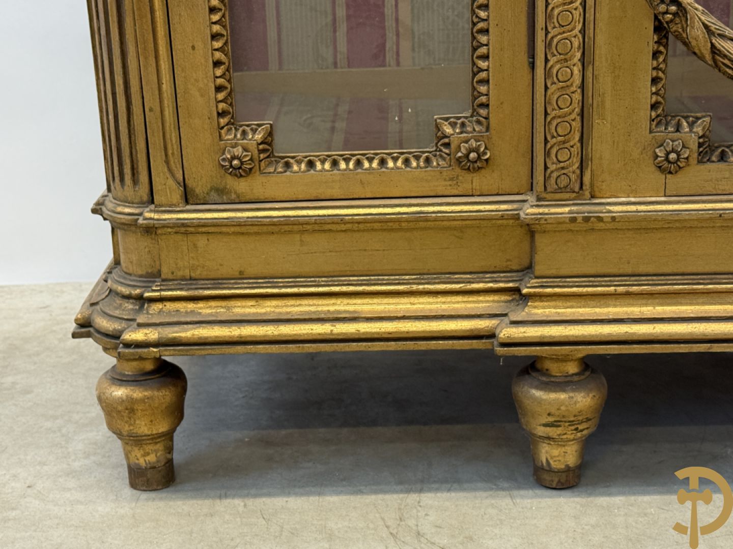Vergulde Louis XVI vitrine met 3 deuren, cannelures en guirlandes - bovenaan met marmeren blad