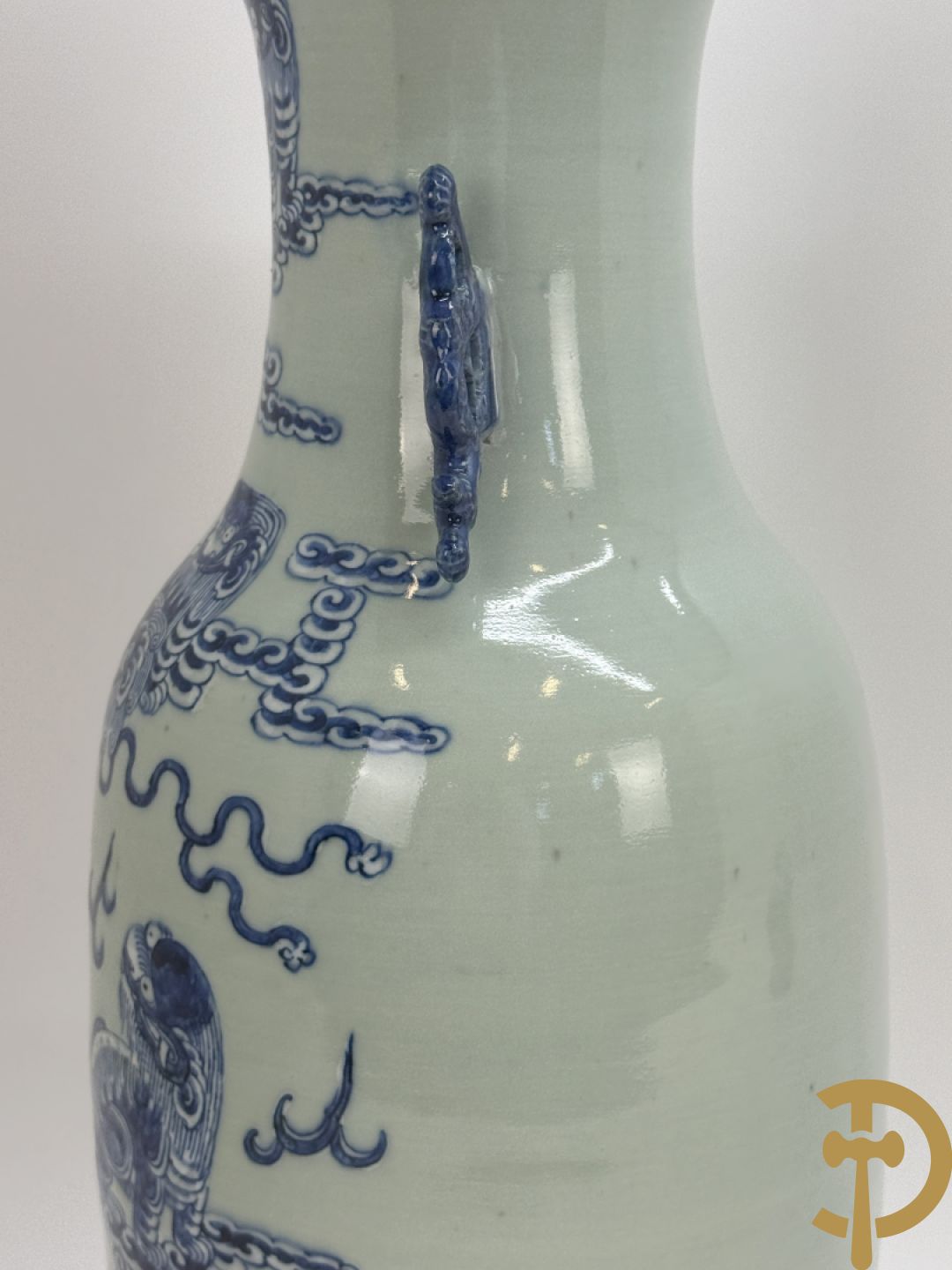 Chinese porseleinen celadon vaas met blauw/wit decor van fo honden