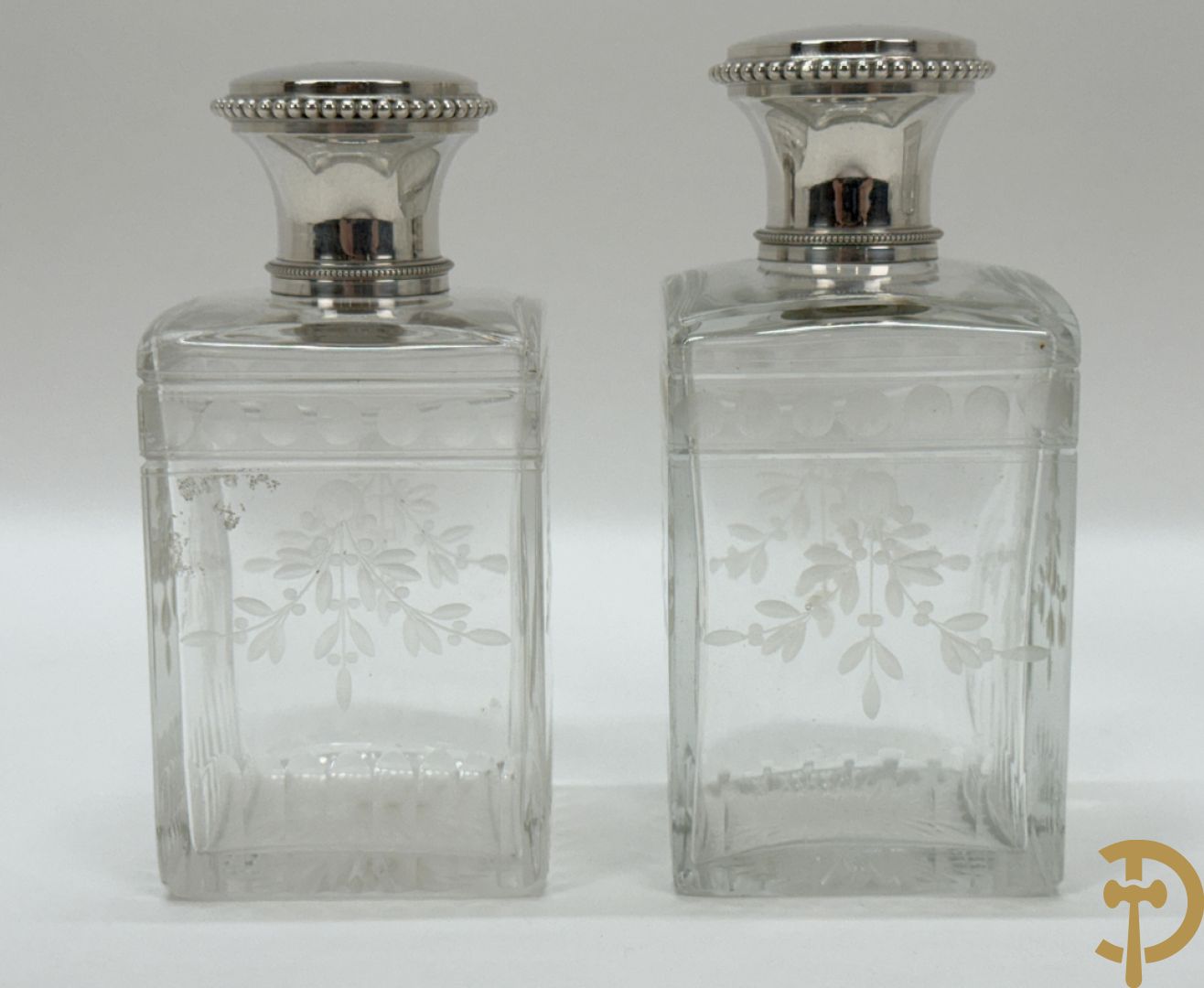 Vier karaffen met geslepen bloemenmotief bezet en  massief zilveren dop, met initialen HV, zilver gemerkt met minerva stempel 1e gehalte, maker J. Gruhier