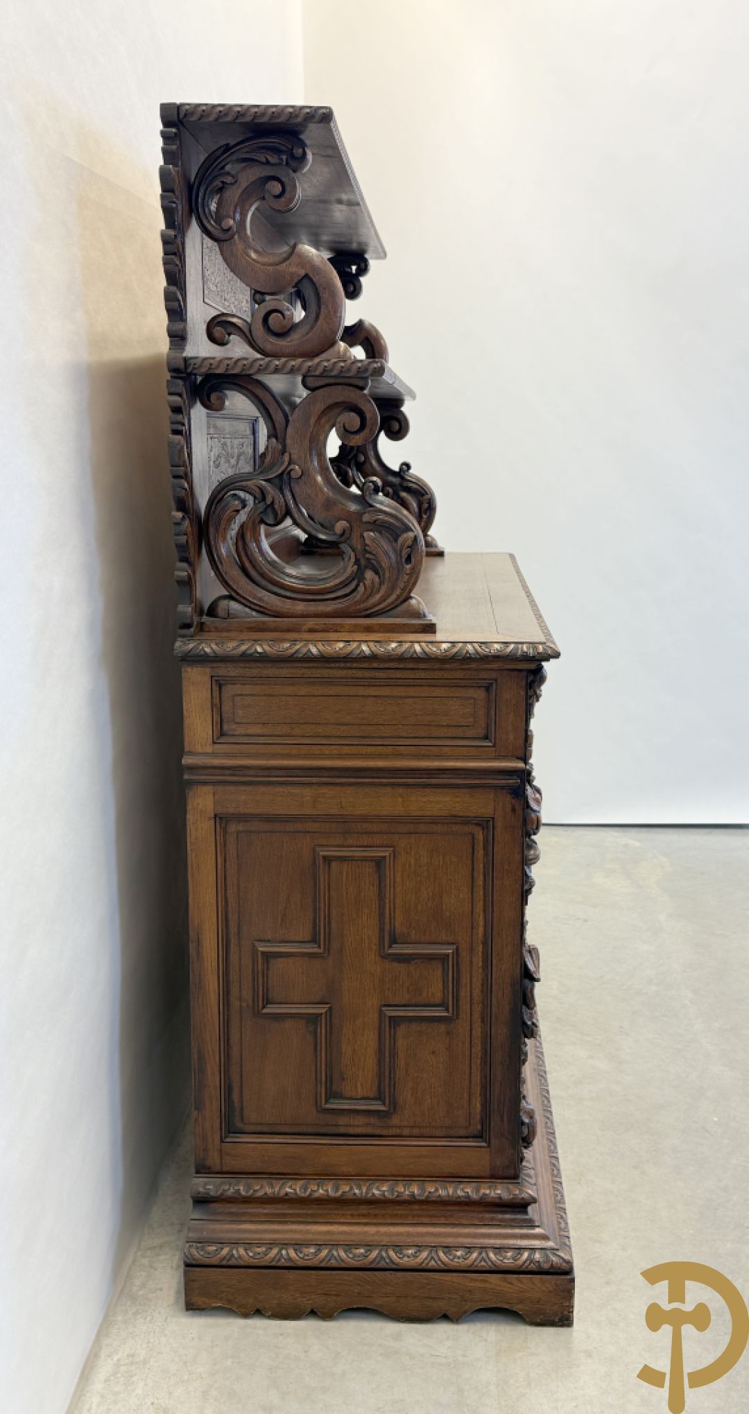 Massief eiken Neo Renaissance vaiselier met sculptuur van fruit en accanthusranken, 19e