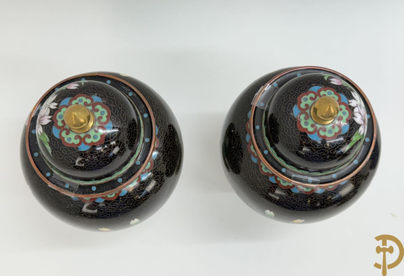 Acht stuks cloisoné w.o. paar dekselpotiches met bloemendecor, 4 vaasjes, coupe en vogel