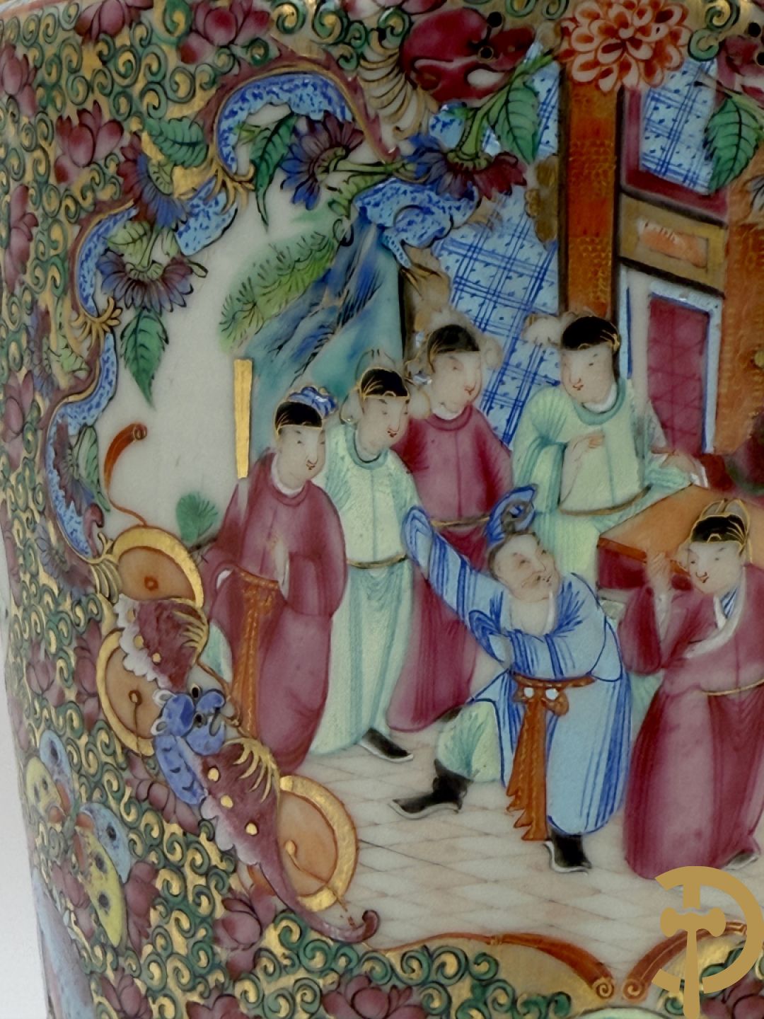Paar Chinese porseleinen famille rose Kanton vazen met geanimeerd decor en zijdelings met fo honden
