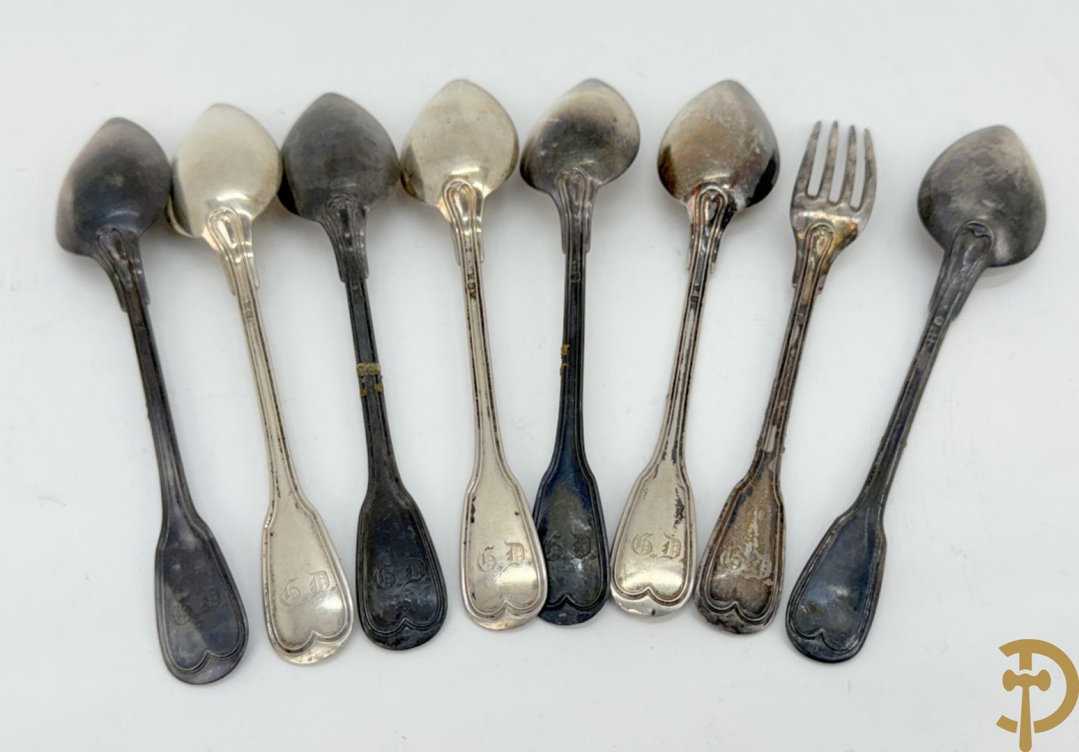 Massief zilver bestek bestaande uit 6 grote lepels, 1 grote vork 15 dessertlepels en 6 dessertvorken, enkele met initialen op de rug