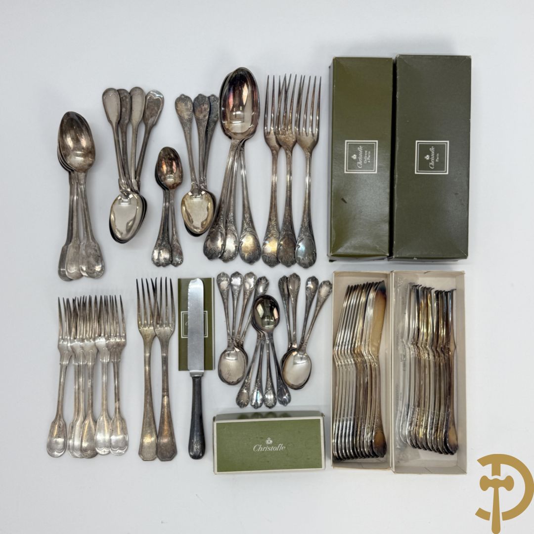 Verzilverd Louis XV bestek Christofle bestaande uit 12 kreeftvorken, 12 vismessen, 12 ijslepels, 3 vorken, 3 lepels, 3 dessertlepels en 3 koffielepels + 8 verzilverde Louis Philippe lepels, 6 verzilverde Louis Philippe vorken + 2 verzilverde vorken + verzilverd mes