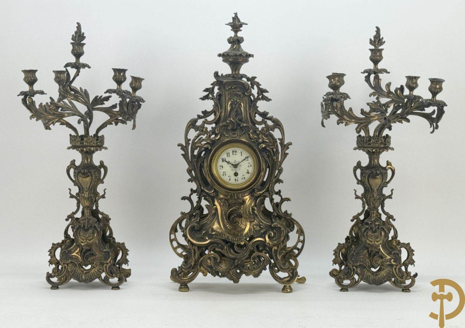 Driedelige koperen garnituur bestaande uit middenstuk bezet met amfoor en paar kandelaars , Louis XV stijl