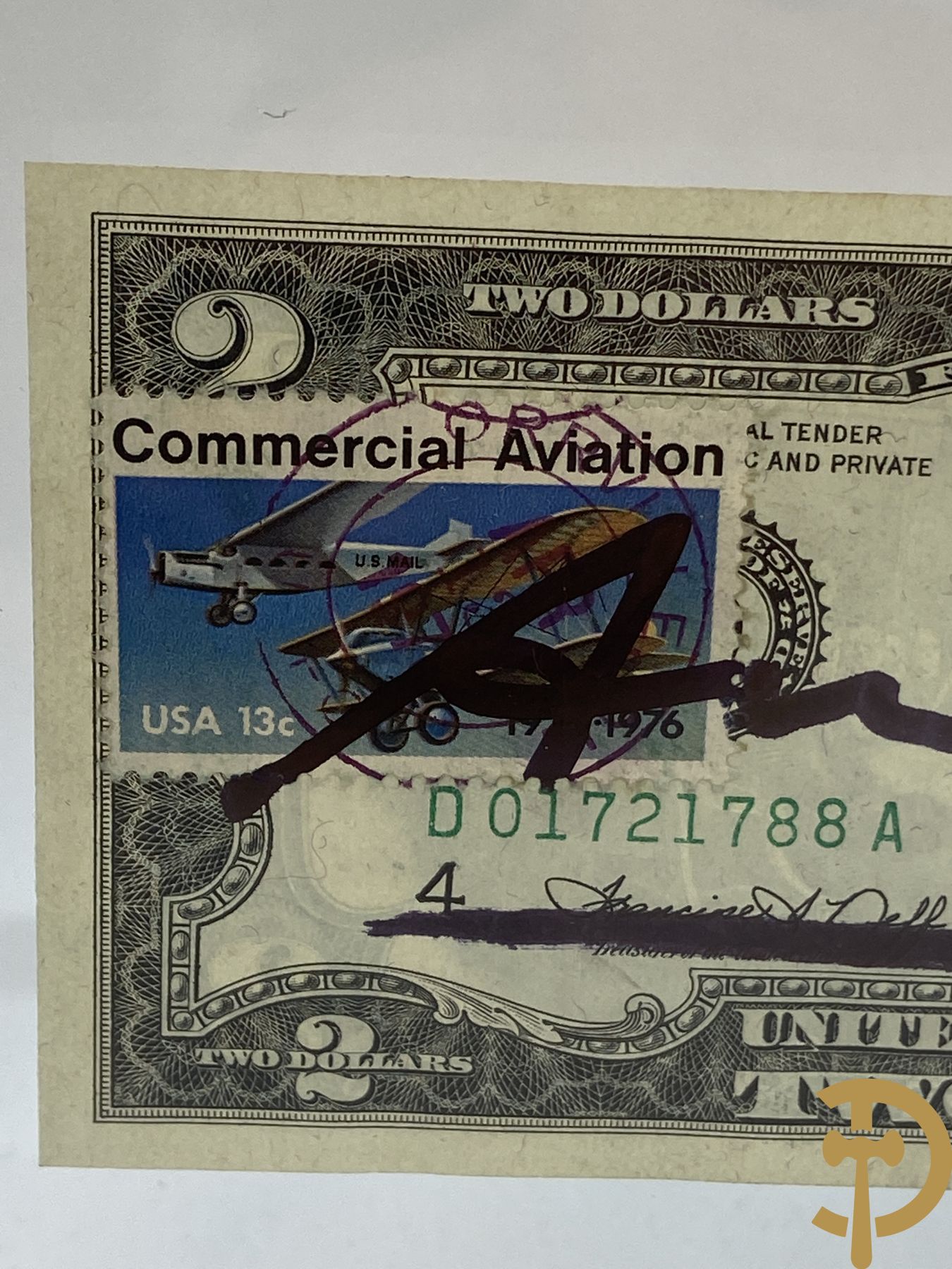 Warhol Andy getekend op Amerikaans 2 dollar biljet 
Serial number: D01721788A
Year: 1976 
Commemorative stamp for the 50th anniversary of commercial aviation (1926-1976)
Stamped by US mail dated April 13, 1976
Factory Warhol stamp on the back