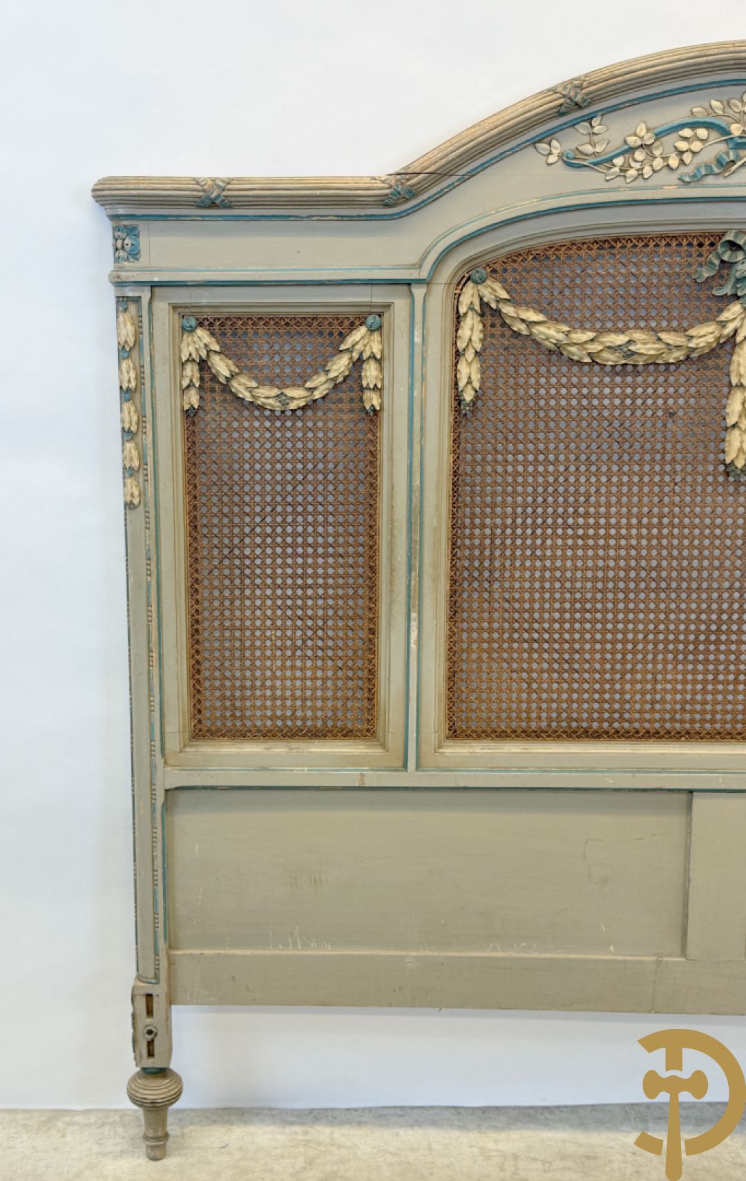 Gepatineerd Louis XVI bed met cannage en guirlandes + 2 muurconsoles met cannage en marmeren blad