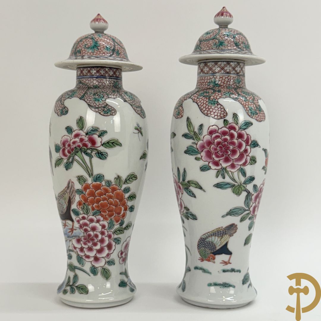 Paar Chinese porseleinen dekselvazen met bloemen- en  hanendecor + Chinese blauw/witte porseleinen gemberpot