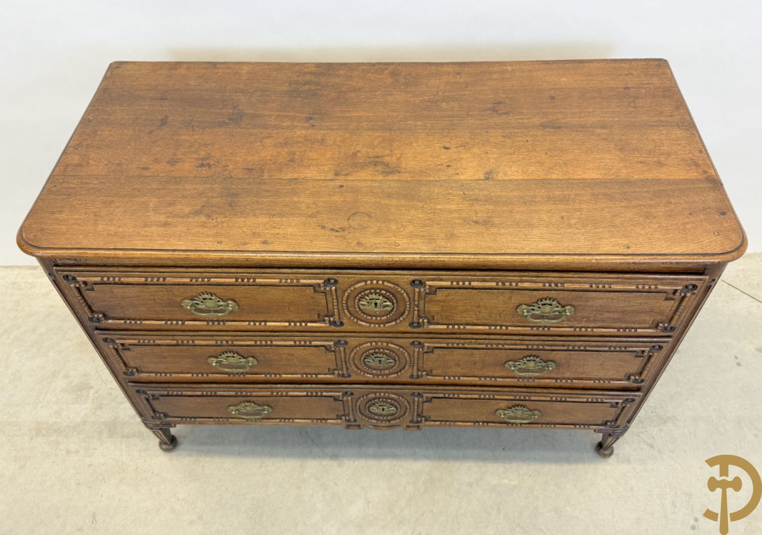 Massief eiken drieladencommode met afgeronde gecanneleerde stijlen, 19e