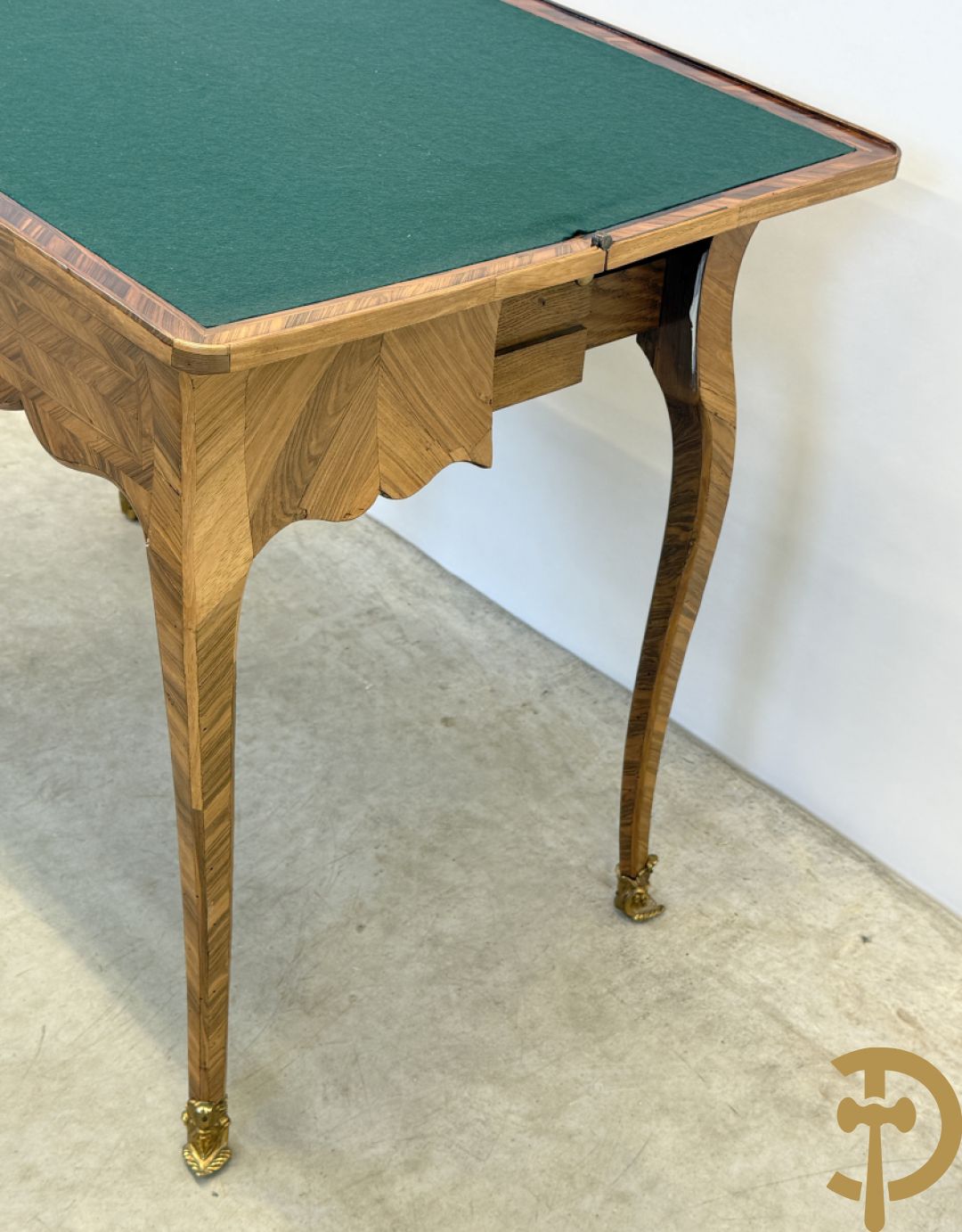 Gemarketteerd openklapbaar/kantelbare speeltafel op bronzen sabots