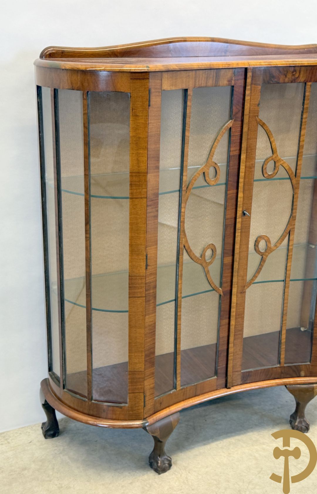Engelse wortelnotehouten Art Deco vitrine op klauwepoten