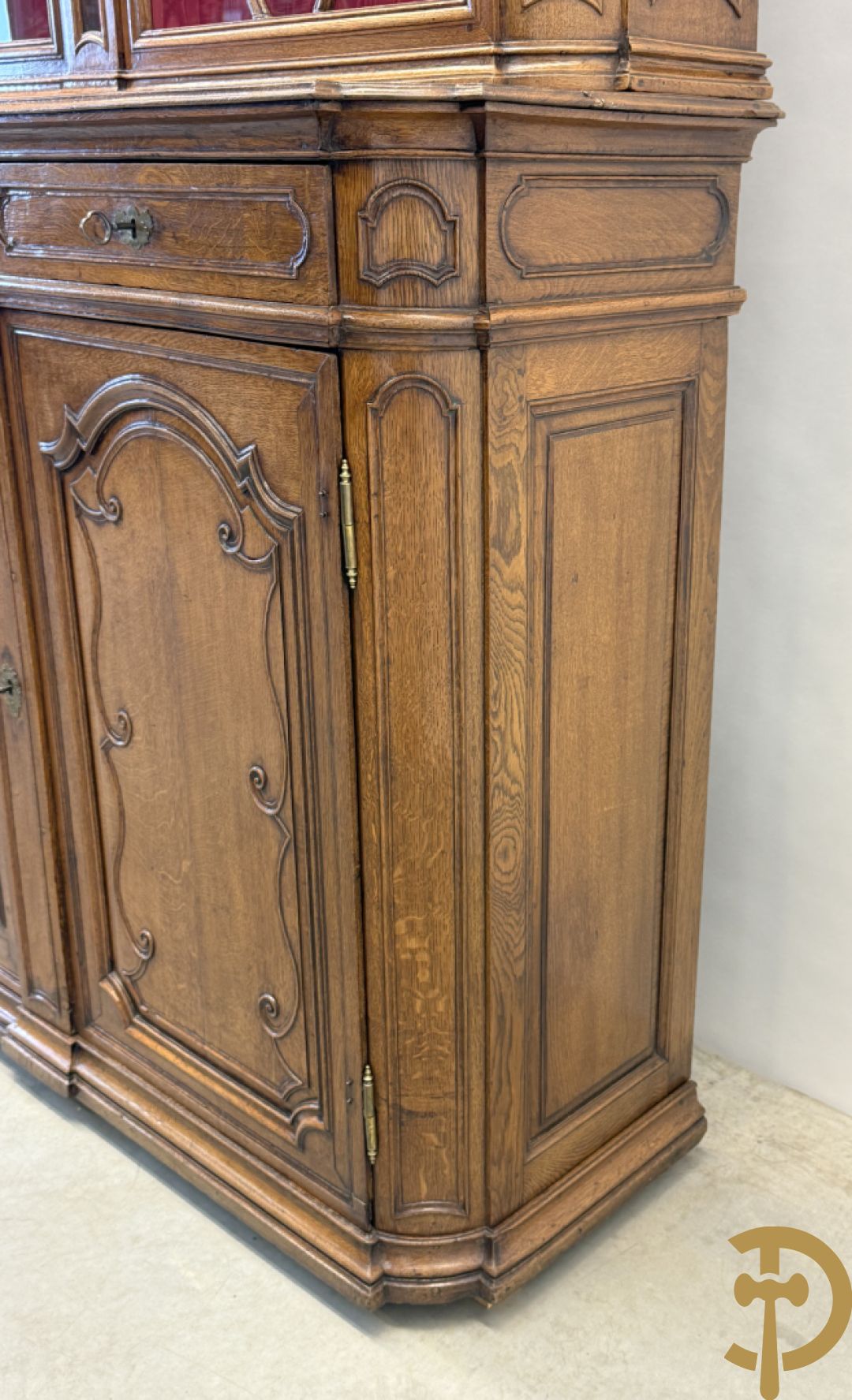 Massief eiken Luikse vitrinekast, boven met 2 beglaasde deuren en gebogen kop, Louis XV stijl, 18e
