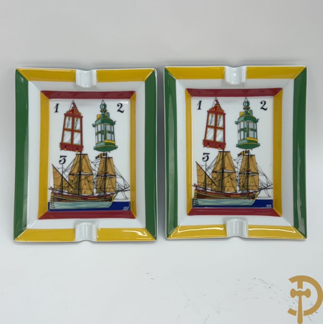 Twee porseleinen asbakken met afbeelding maquette van boot, Hermes Paris made in France getekend