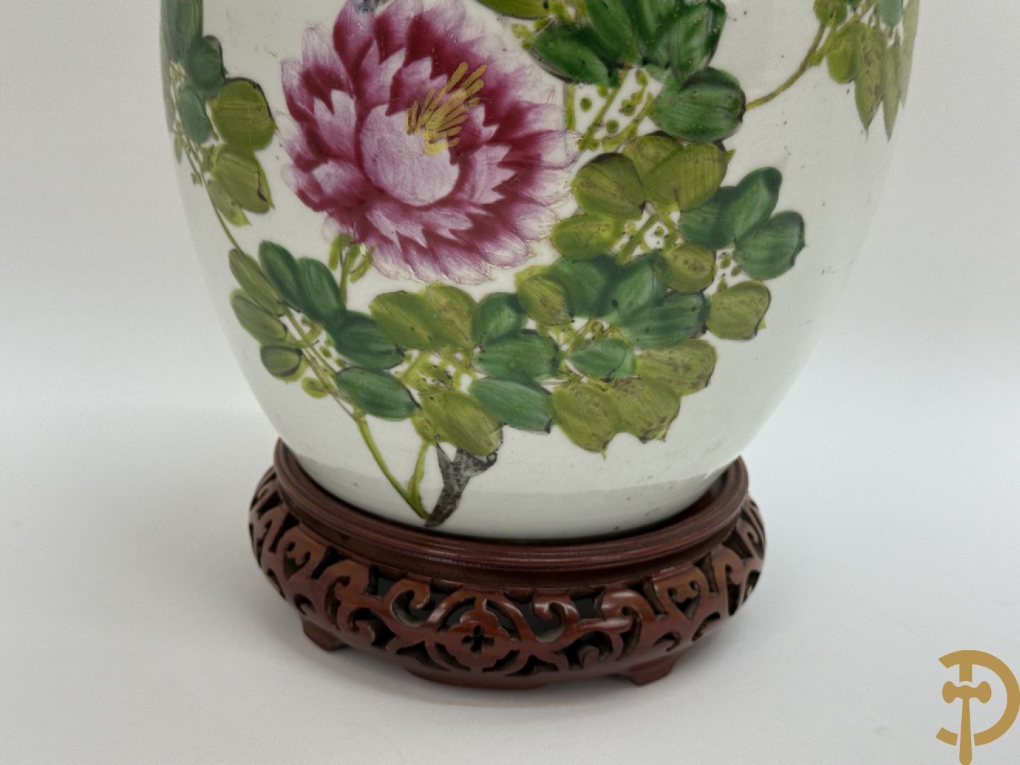 Chinese porseleinen ballustervormige vaas, King Long  + 2 porseleinen bordjes met bloemendecor + 2 bordjes met vazen- en bloemendecor + kopje en schoteltje Imari + dekselpotiche met vogel en bloemendecor