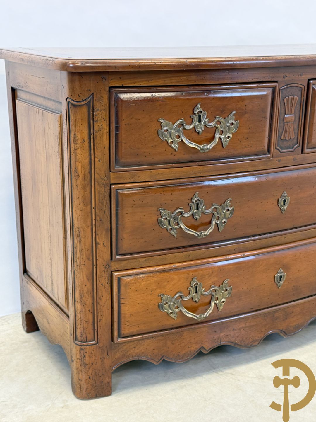 Gebogen kerselaren vierladencommode met koperen Louis XV trekkers, achteraan geëstampilleerd Richelieu Art & Meubels de France