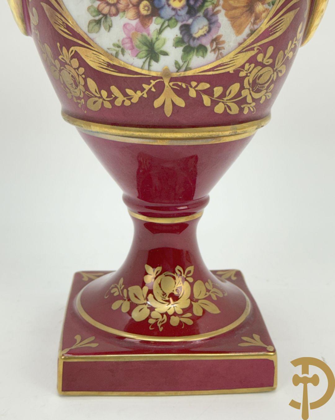 Sèvres cachepot met dubbel decor van handbeschilderde romantische dames en bloemendecor + cachepot in Frans porselein met bloemendecor gevat in bronzen houder + Limoges medici vaas met zwanehalzen