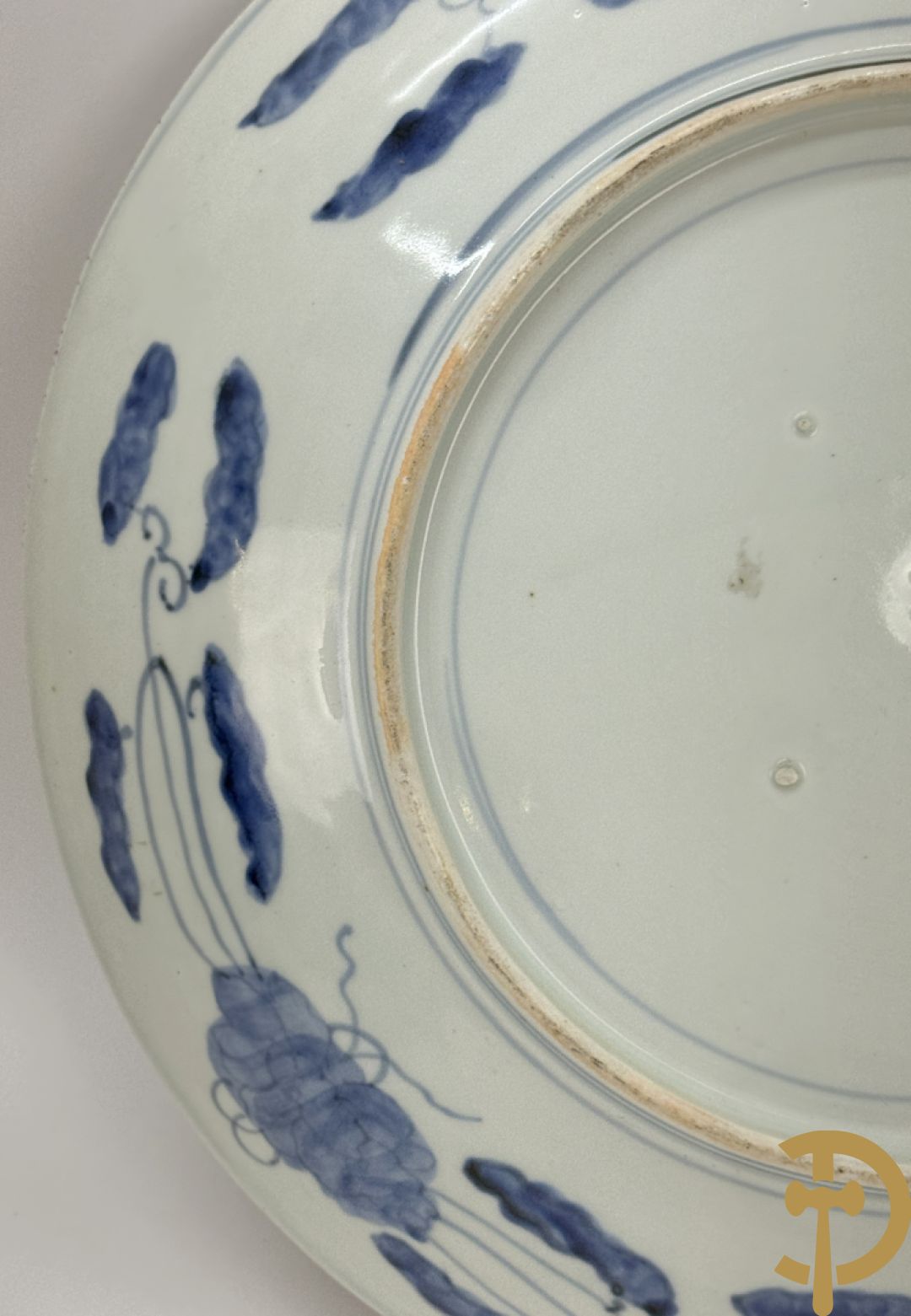 Twee porseleinen Imari schotels